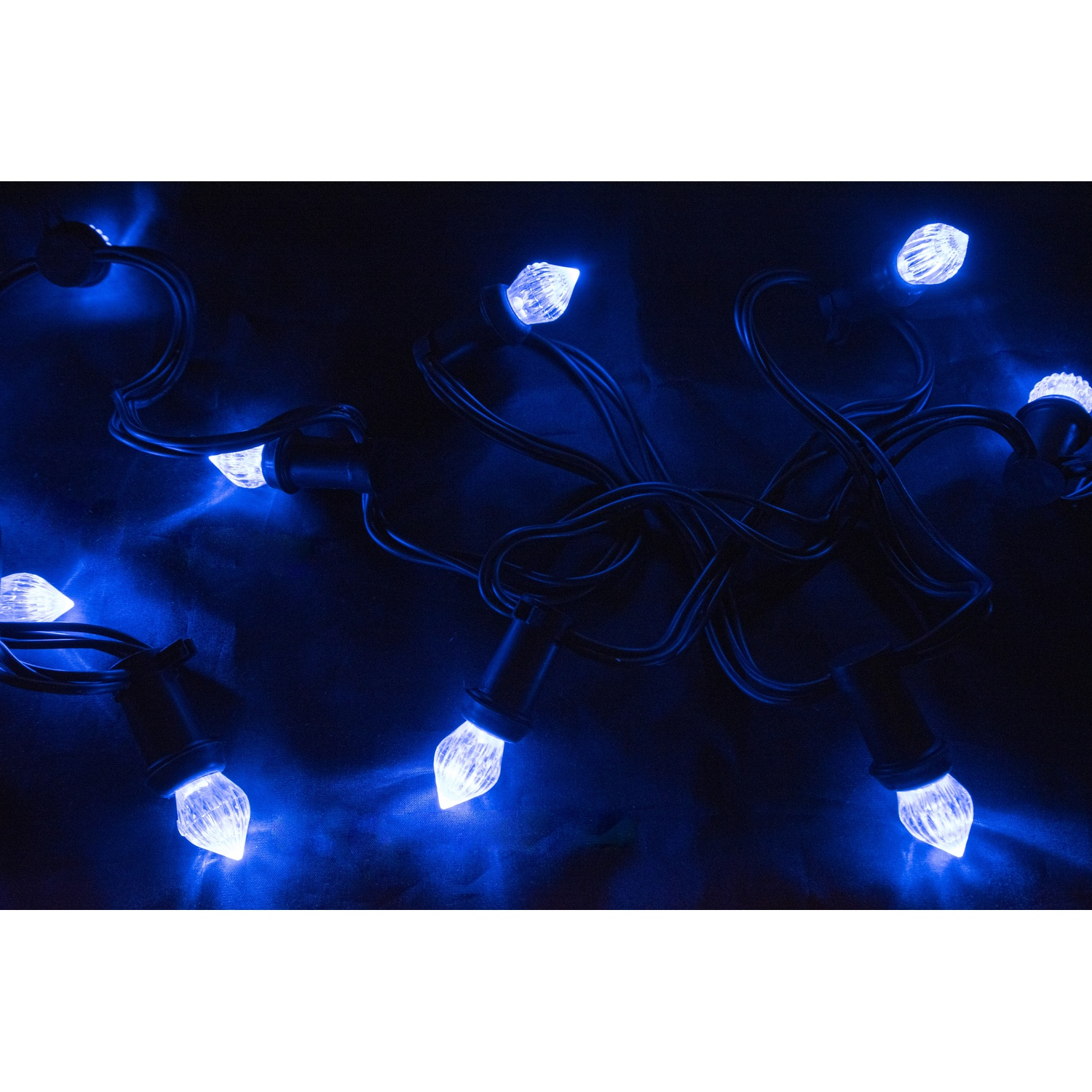 Stringa di luci a LED blu, con più luci a fuoco su uno sfondo scuro.