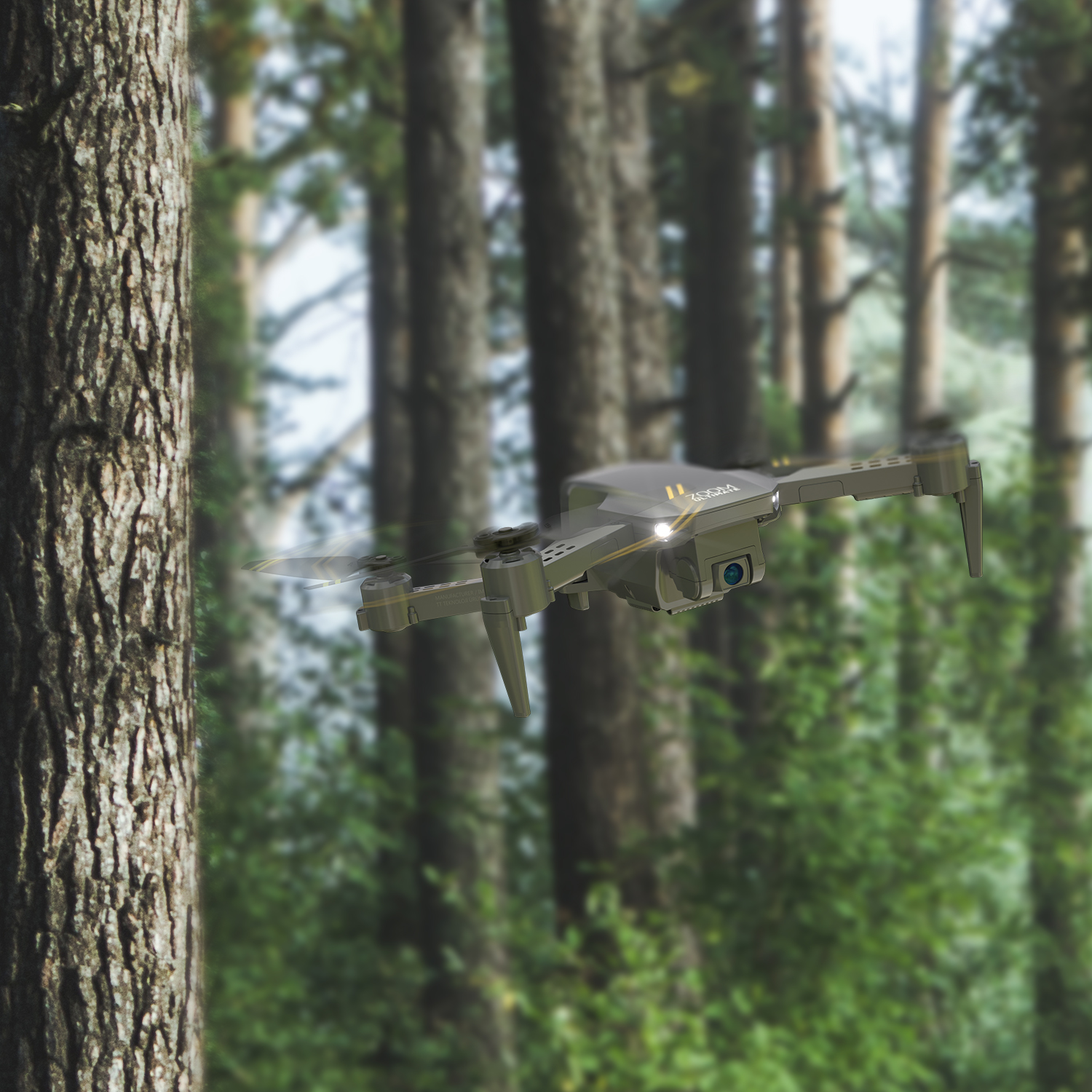 Ormanlık bir ortamda, ağaçlar arasında uçan bir drone. Dört pervanesi var ve zeytin yeşili.