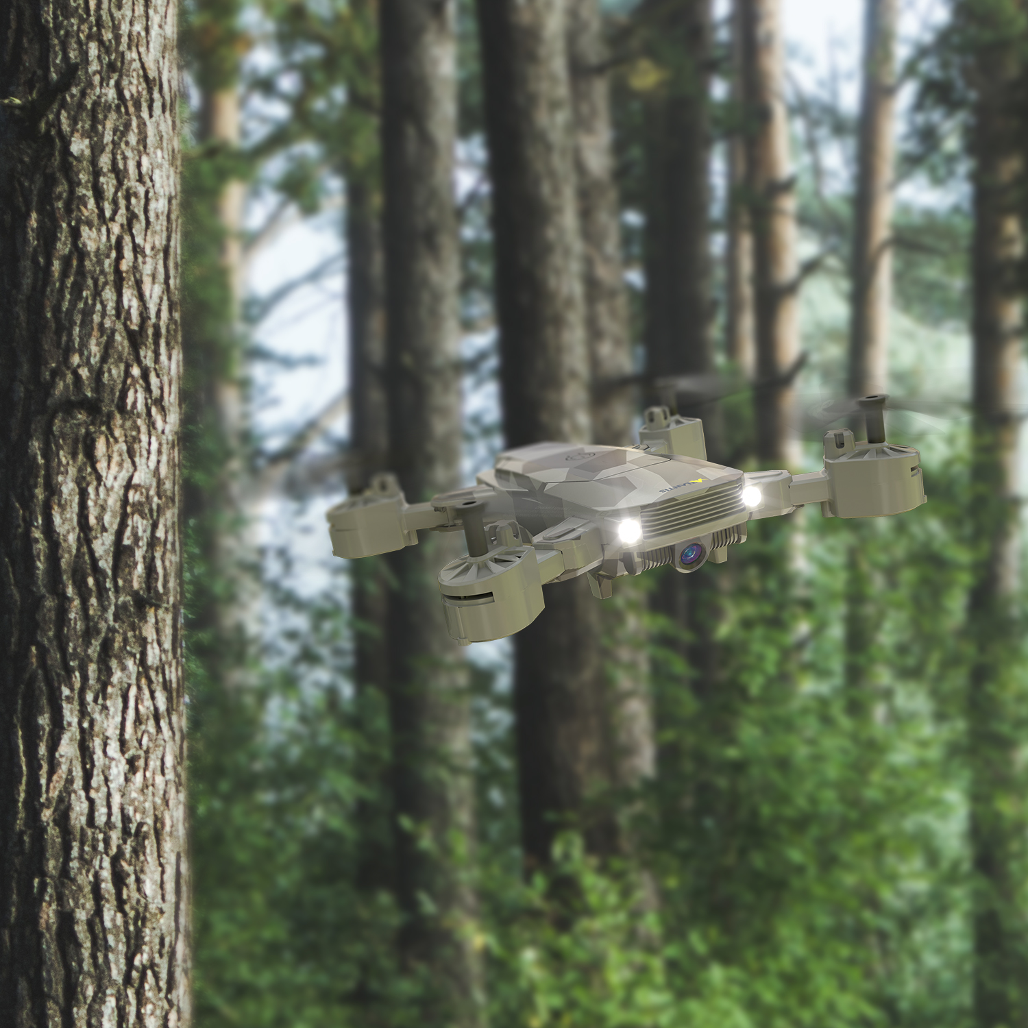 Bir ormanda uçan bir drone. Ağaçlar arka planda ve bir drone ön planda.