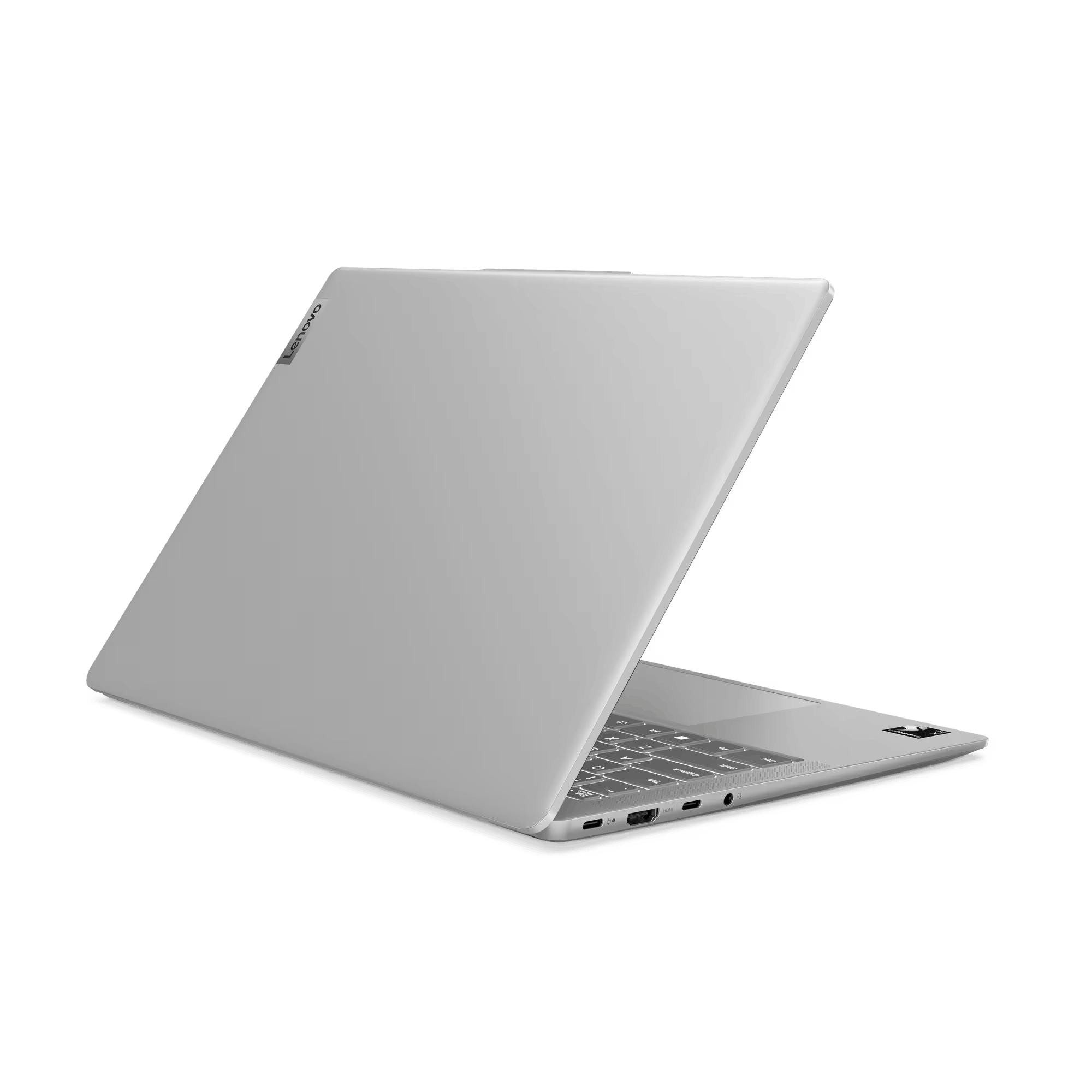 Un portátil Lenovo plateado, parcialmente abierto, sobre un fondo negro.