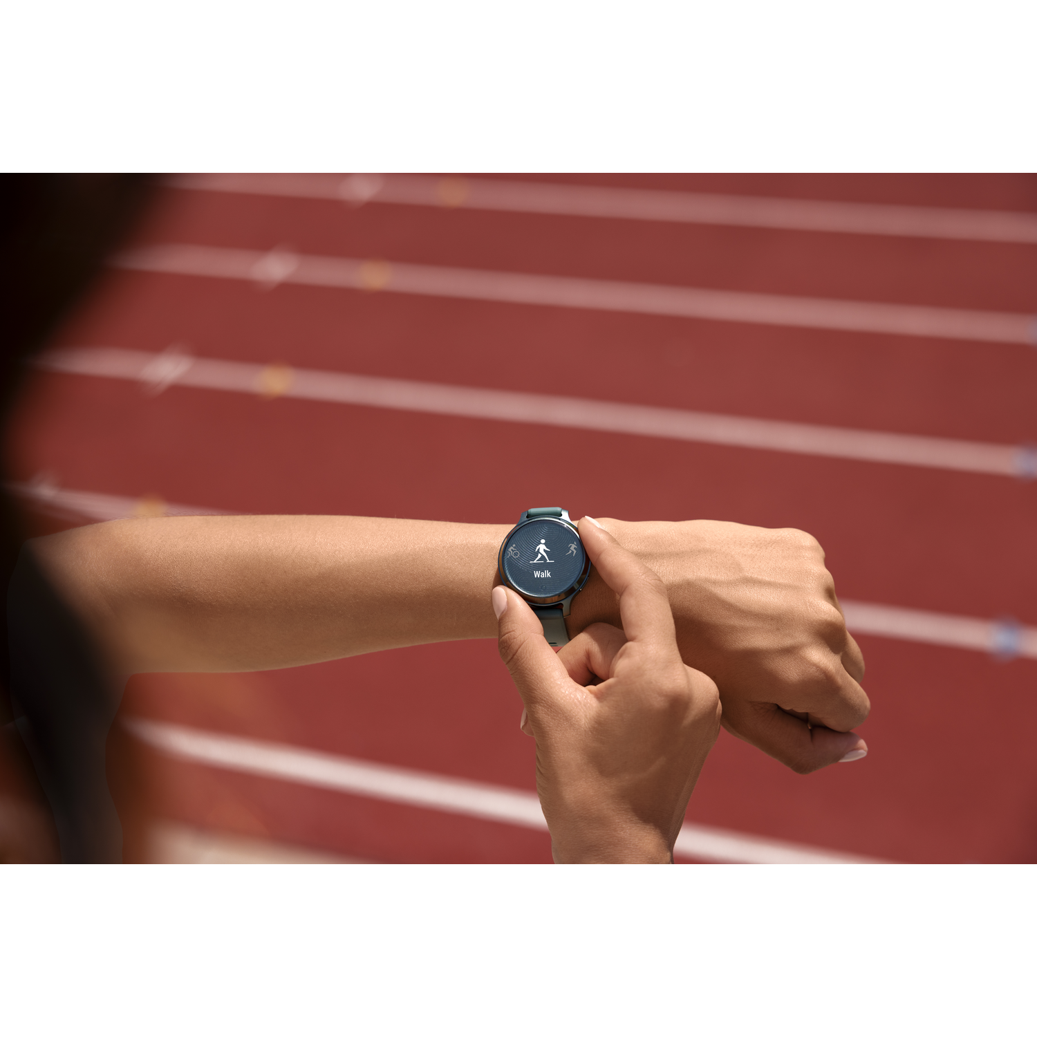 Een persoon die naar een smartwatch kijkt die een wandelpictogram toont.