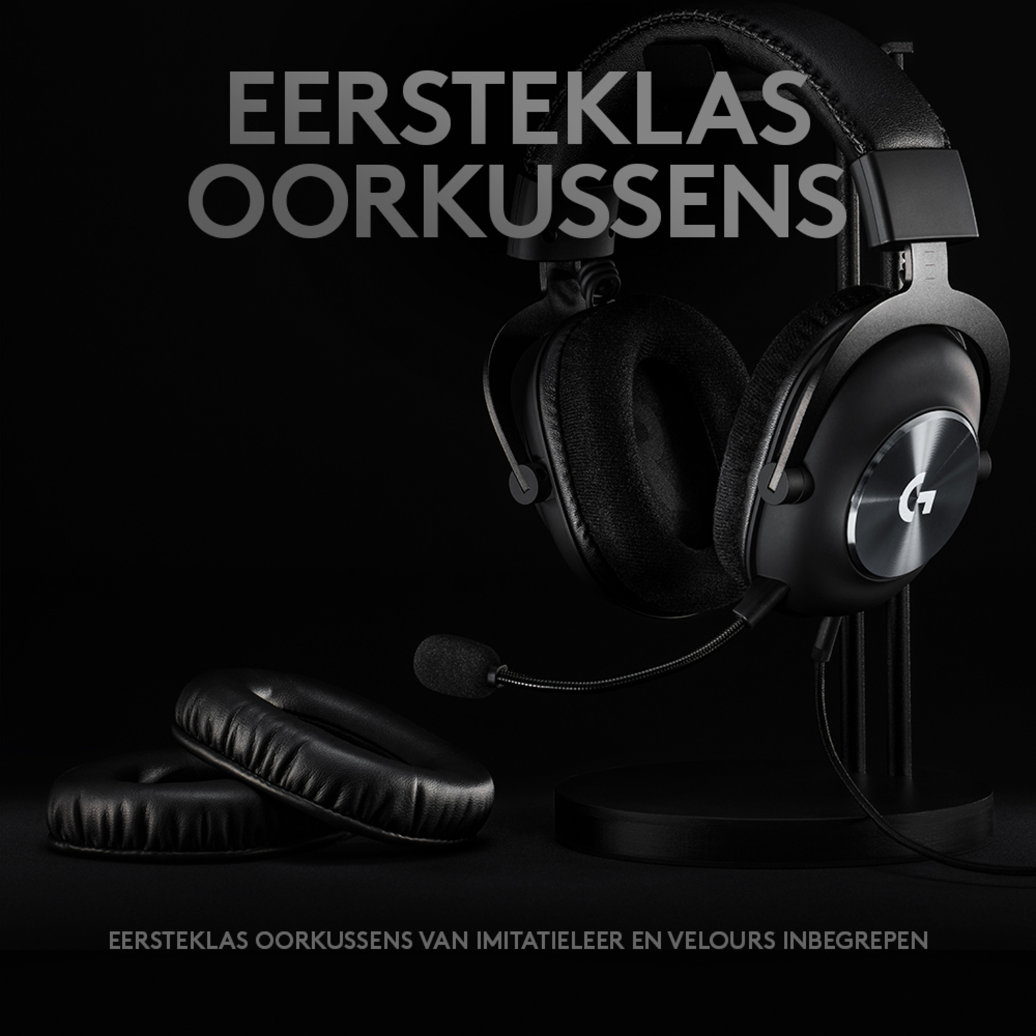 Black headphones with ear cushions and a microphone, with text 'EERSTEKLAS OORKUSSENS'.