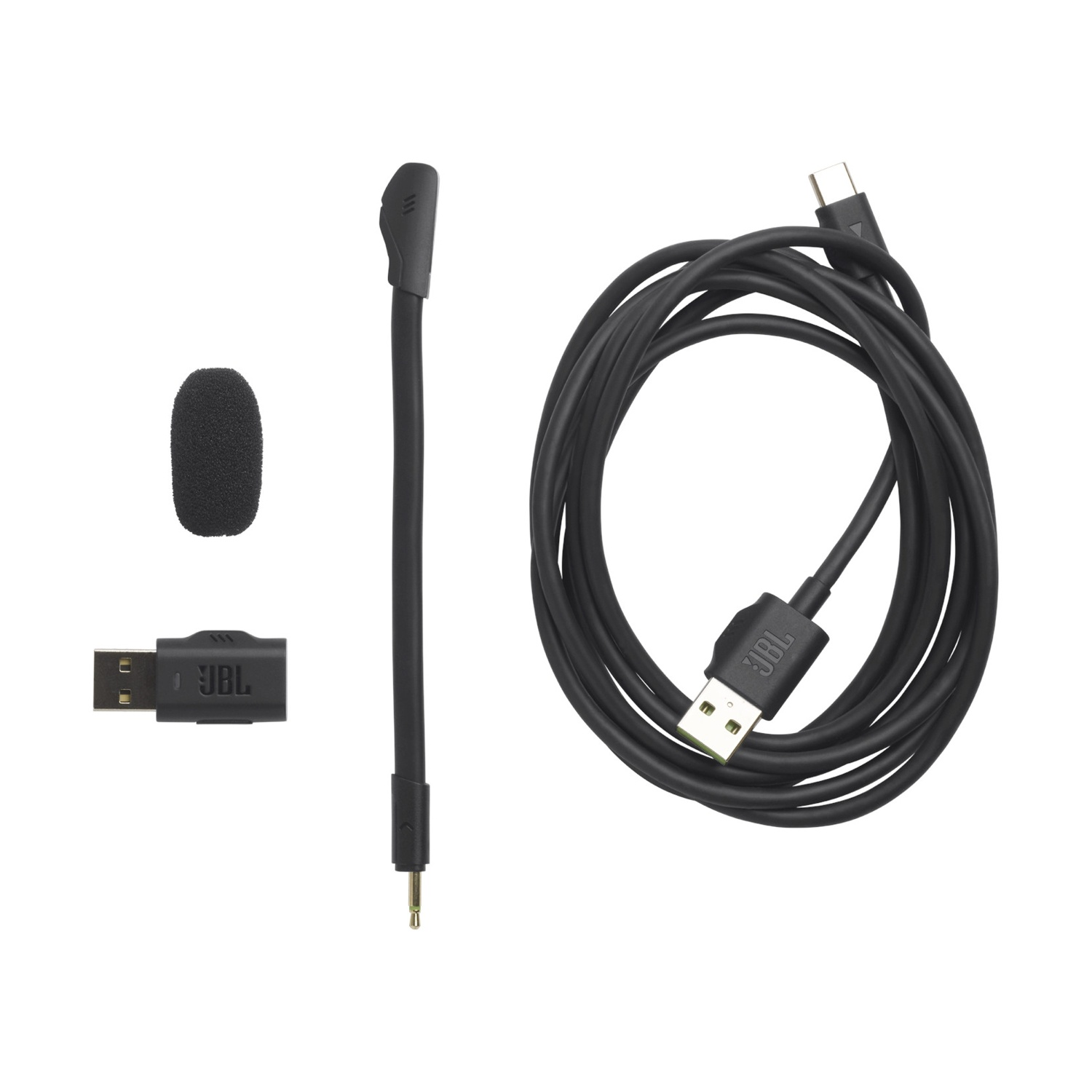 Componenti cuffie JBL: microfono, adattatore USB e lungo cavo nero.