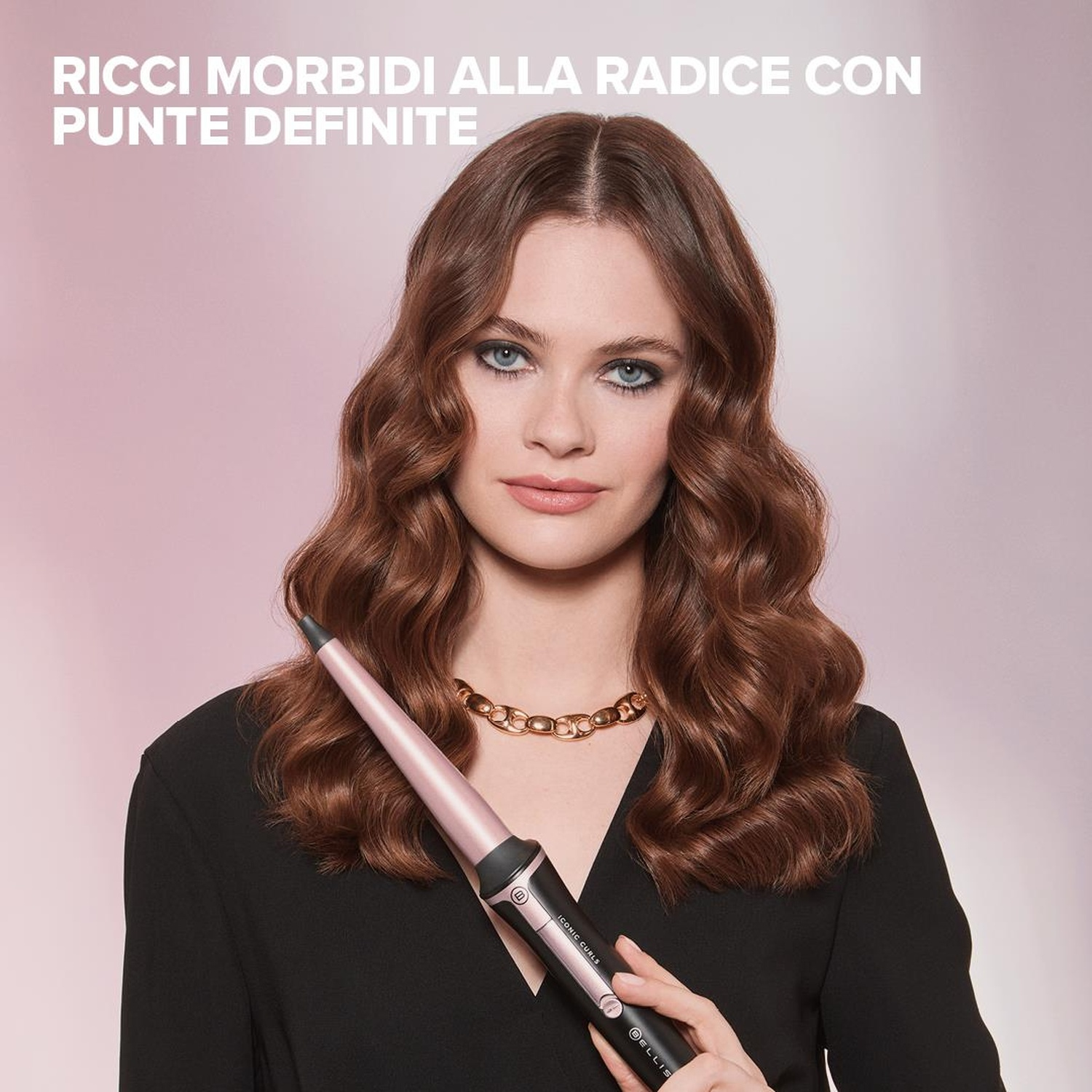 Una donna che tiene un ferro arricciacapelli, con testo sui ricci morbidi.