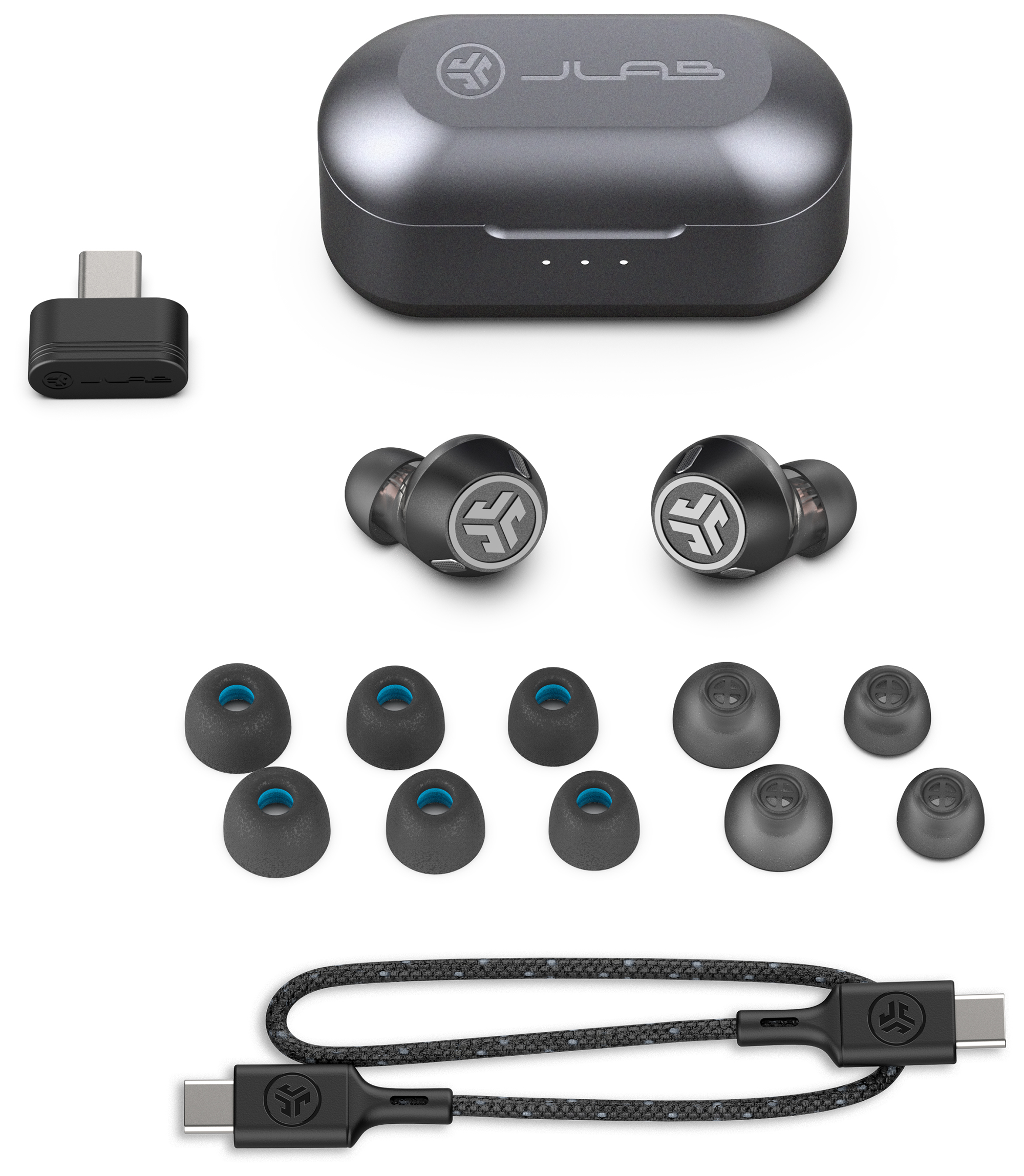 Fülhallgatók, tok, USB-C adapter és töltőkábel fehér háttér előtt elrendezve. Különböző füldugók is.