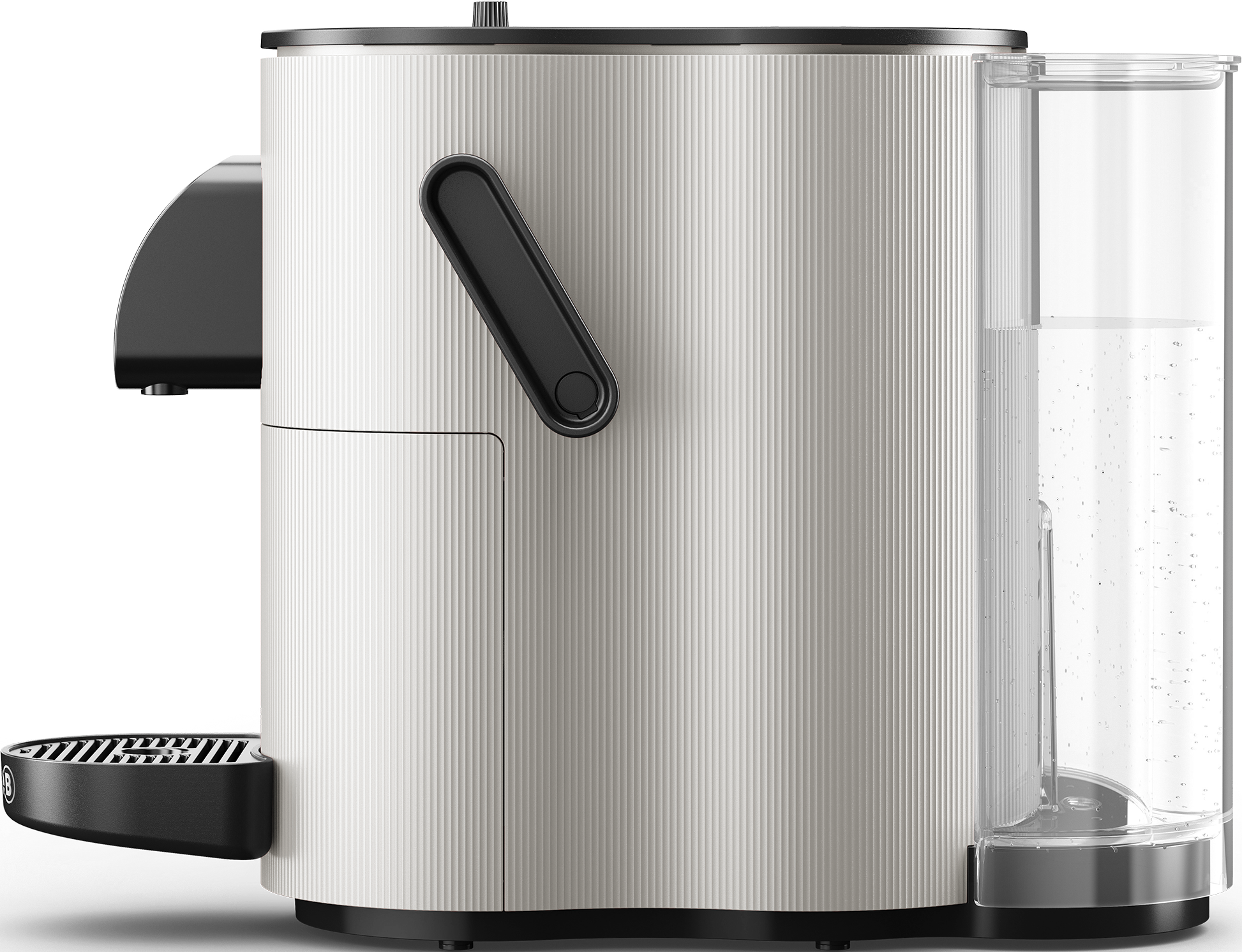Seitenansicht einer weißen und silbernen Kaffeemaschine mit schwarzem Griff und Wassertank.