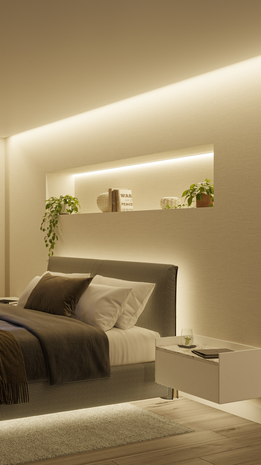 Dormitorio con cama, estante con plantas y libros, y mesita de noche.