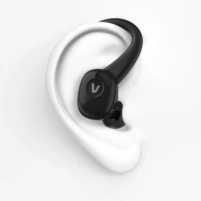 Auricular inalámbrico negro con diseño curvo, apoyado en un modelo de oreja blanca.