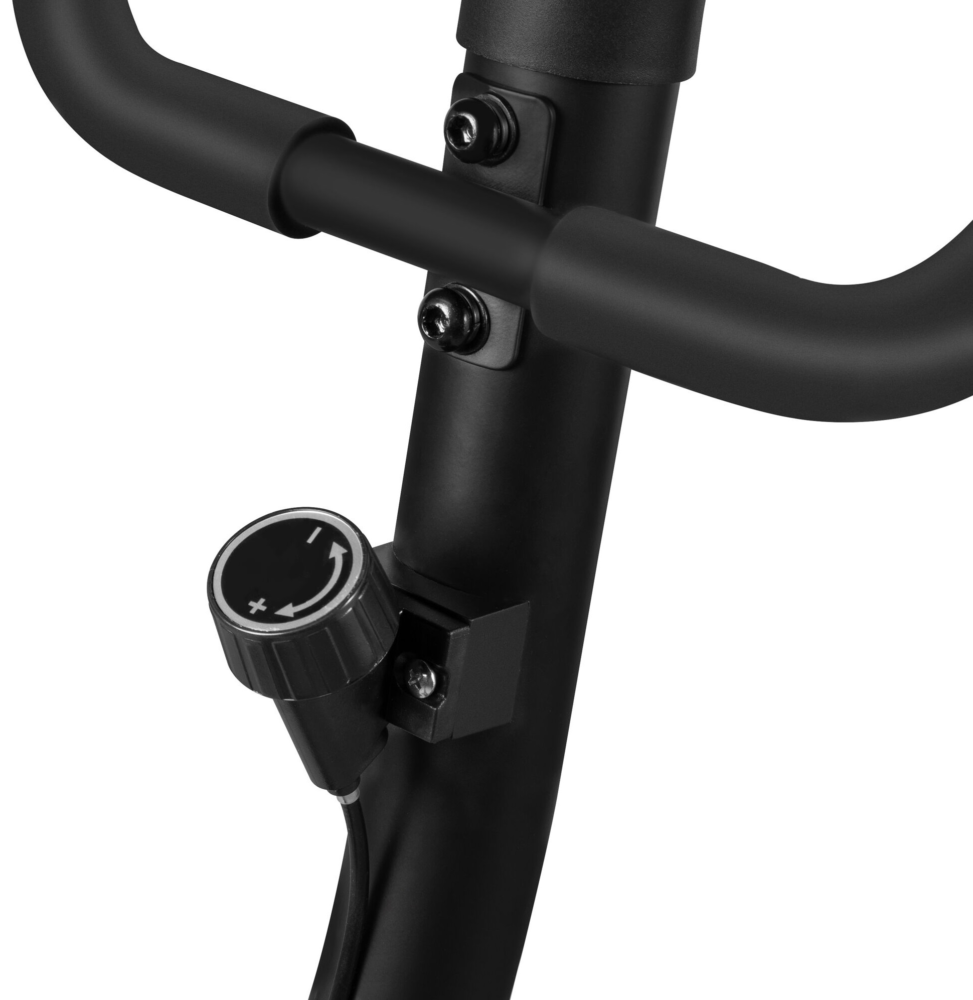 Zbliżenie czarnego pokrętła regulacji i kierownicy roweru stacjonarnego.