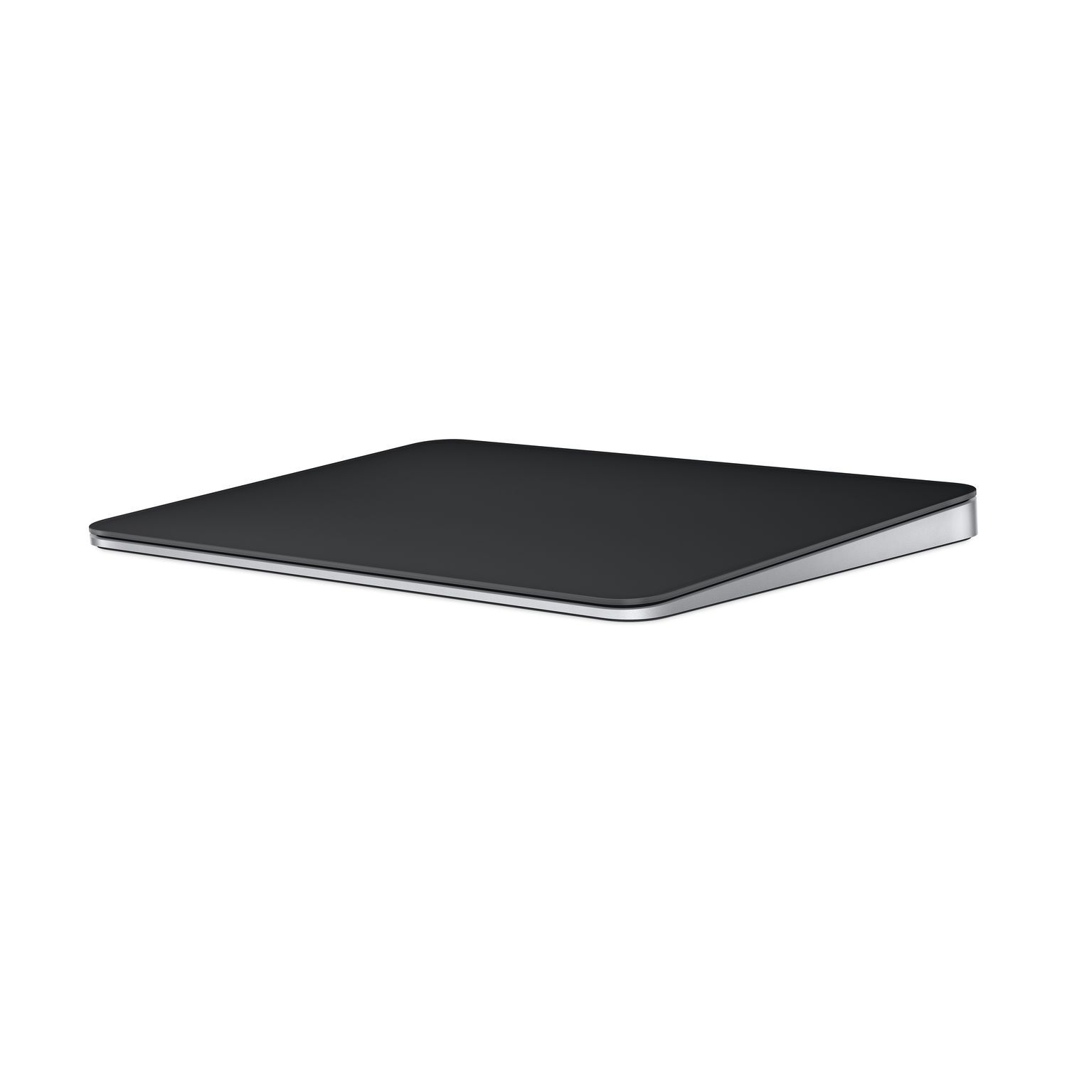 Een zwarte Apple Magic Trackpad op een witte achtergrond, gezien vanuit een lage hoek.