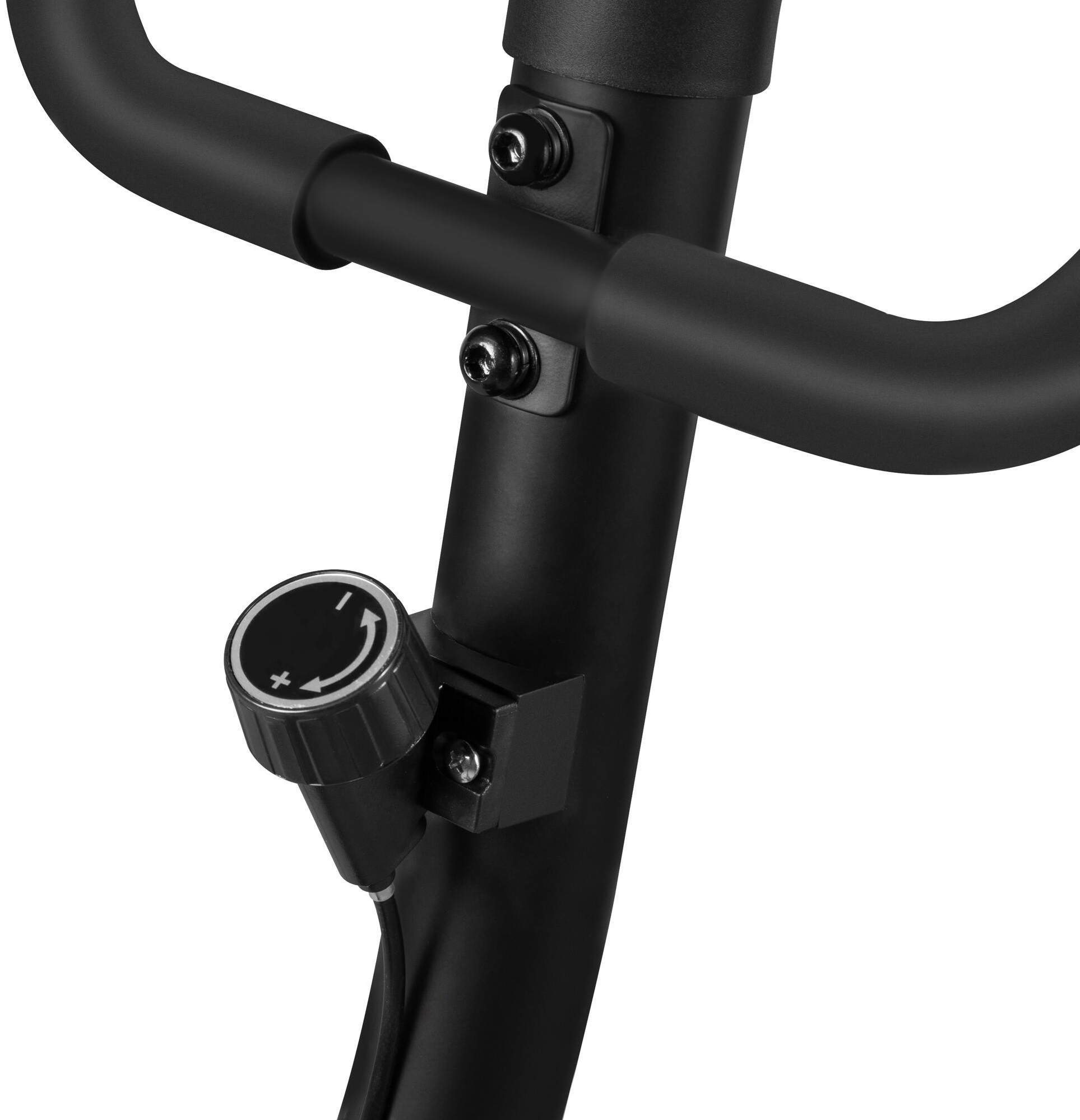 Zbliżenie pokrętła oporu i uchwytu czarnego roweru treningowego.