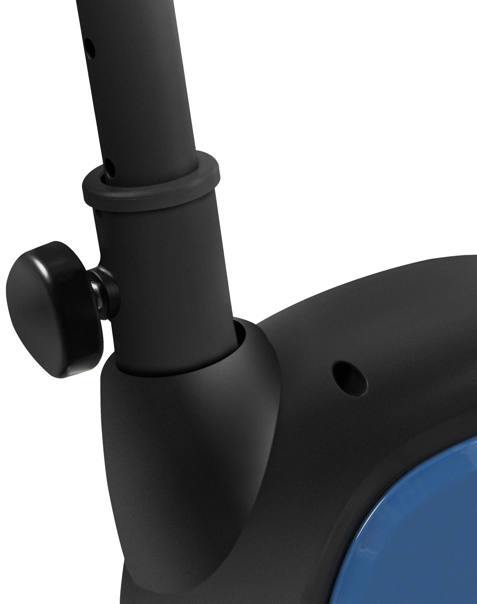 Mężczyzna używa laptopa na zewnątrz w nocy. W tle ustawiony jest teleskop.