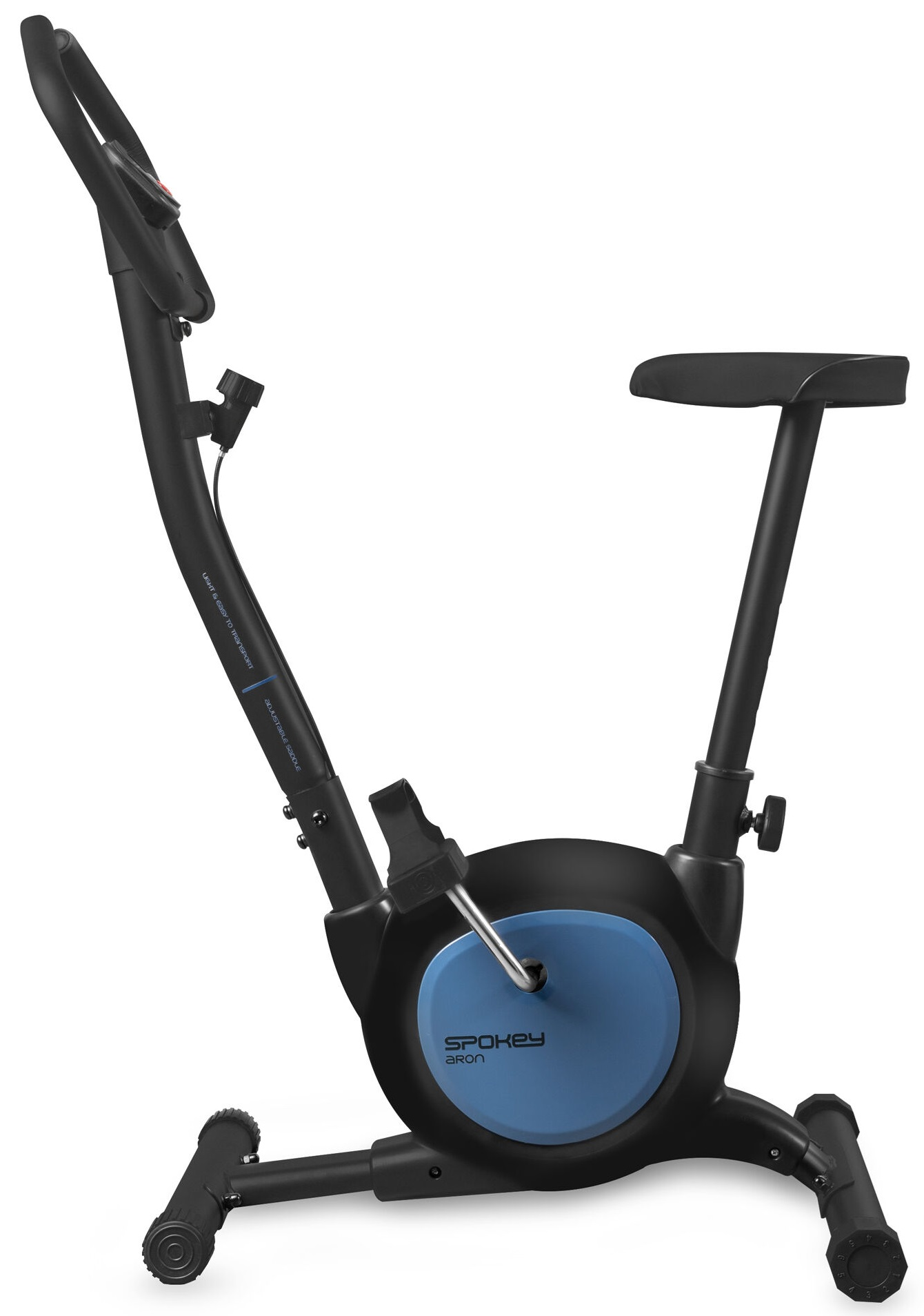 Rower treningowy, czarny i niebieski. Siedzisko jest czarne, na białym tle.