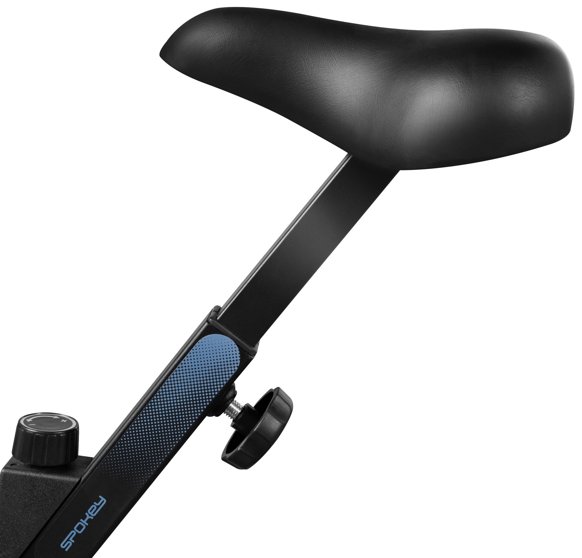 Czarne siodełko i rama roweru treningowego. Niebieski wzór na ramie. Widoczna nazwa marki Spokey.