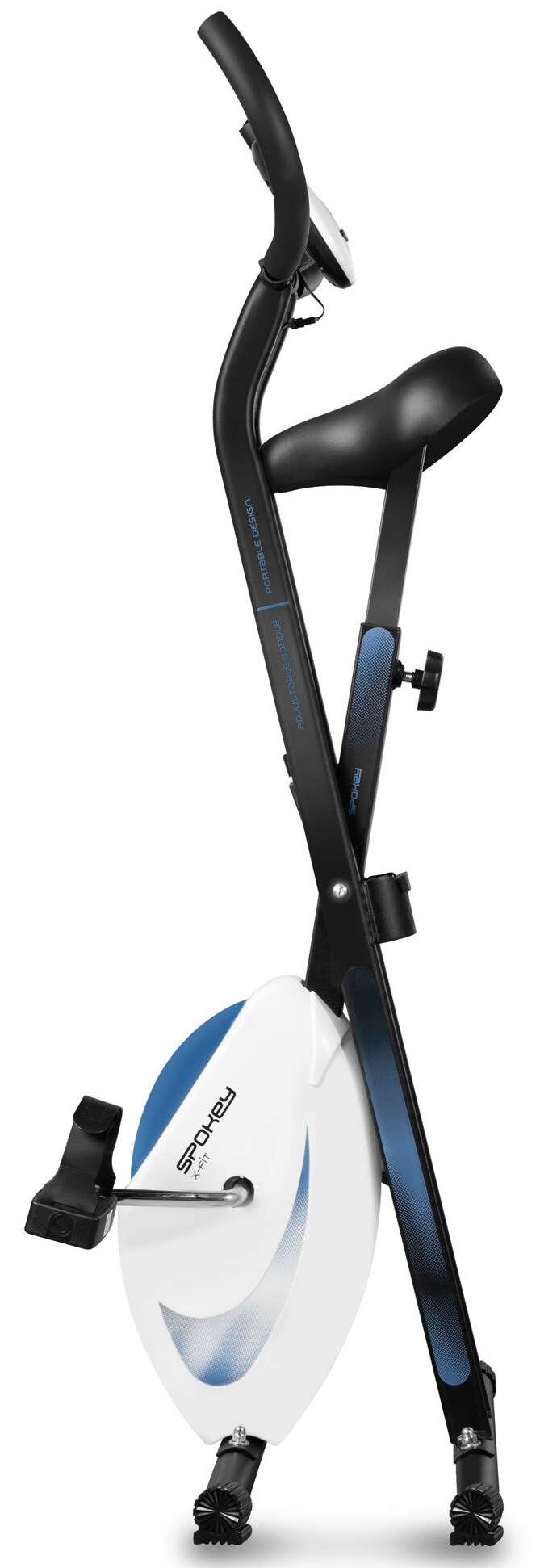 Rower treningowy z czarną ramą, siedzeniem i kierownicą. Ma białe koło zamachowe z niebieskimi akcentami i czarne pedały.