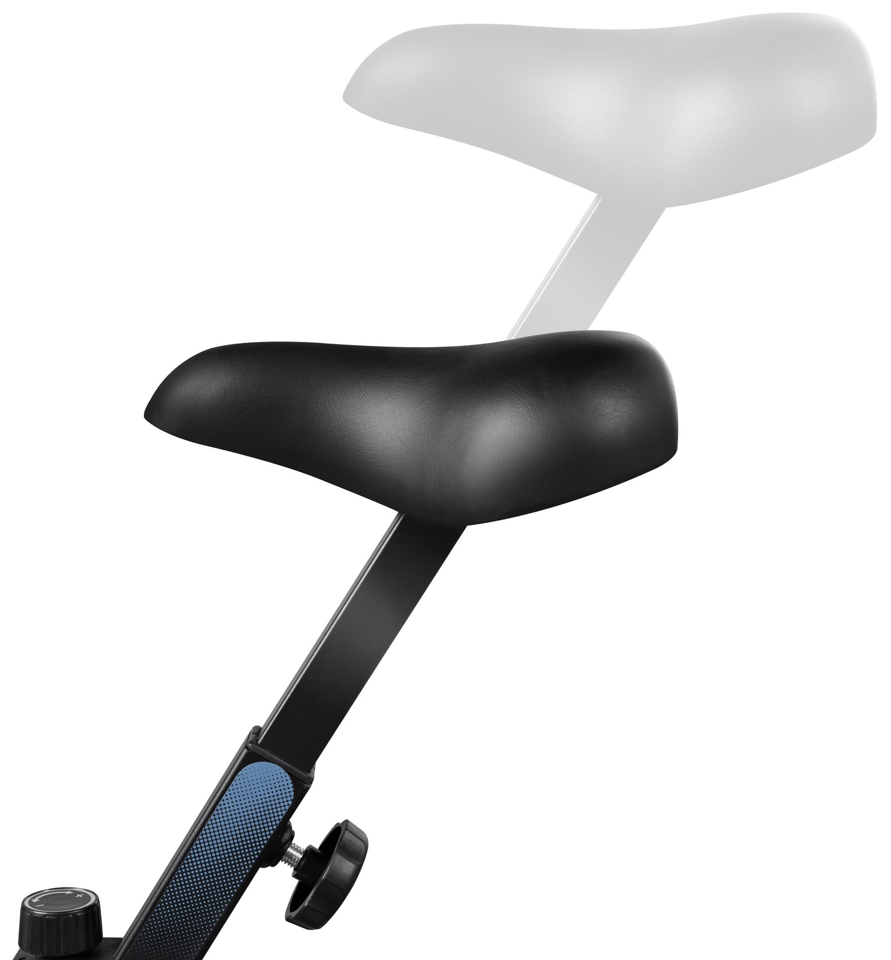 Zbliżenie czarnego siodełka roweru stacjonarnego. Białe siodełko w tle. Rama roweru jest czarna.