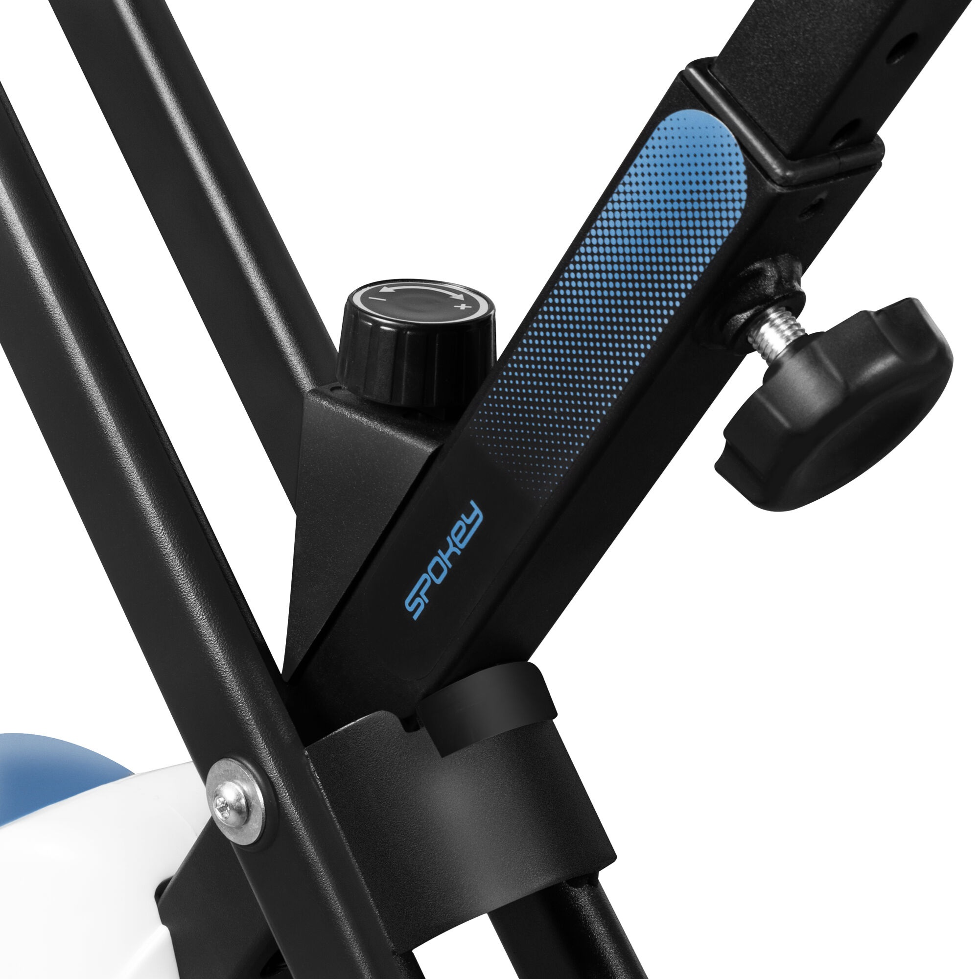Zbliżenie czarnej ramy roweru treningowego z niebieskimi akcentami i pokrętłami regulacyjnymi. Widoczna marka Spokey.