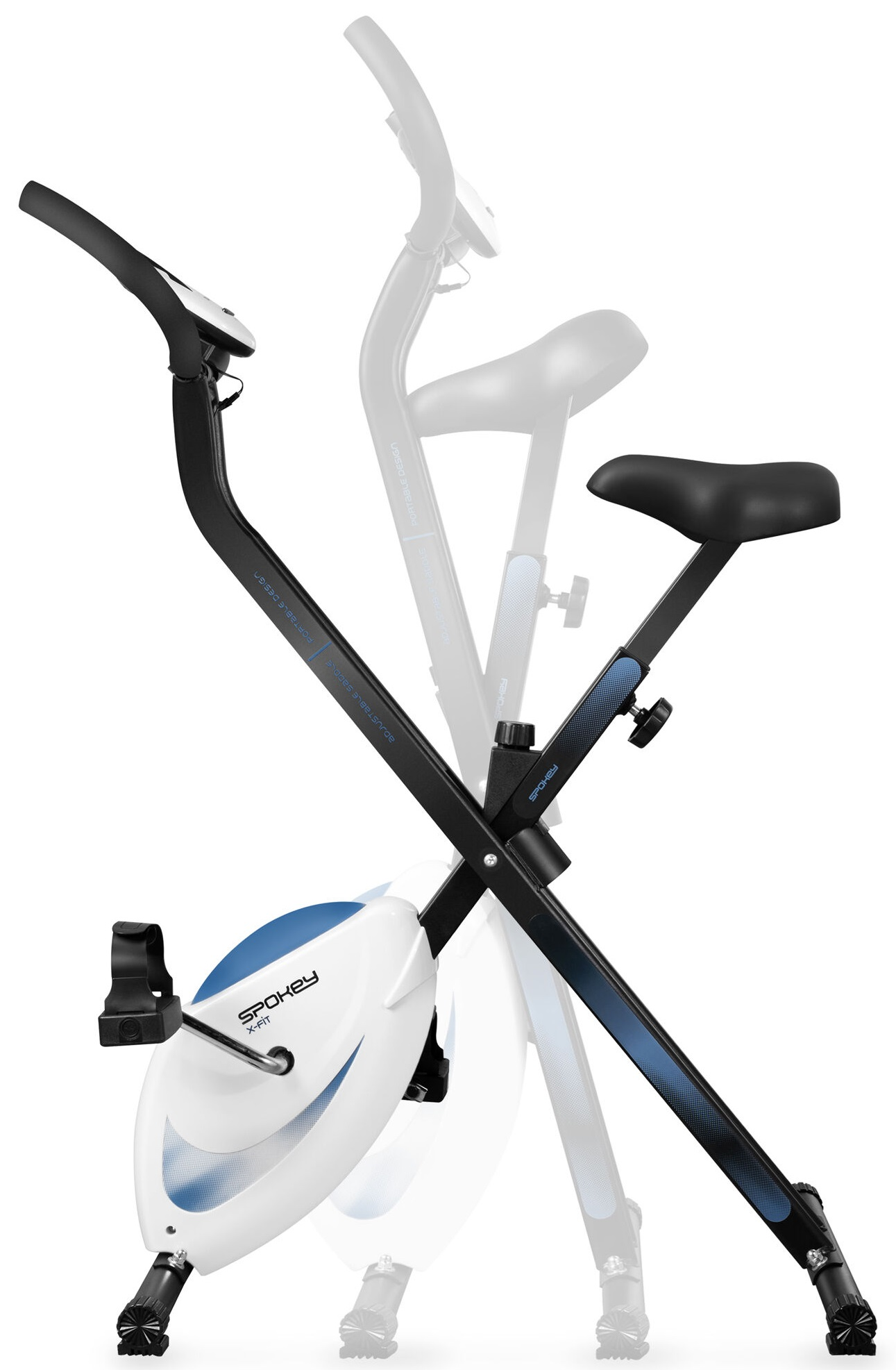 Stacjonarny rower treningowy. Czarna rama z białymi i niebieskimi akcentami. Posiada siodełko, pedały i kierownicę.
