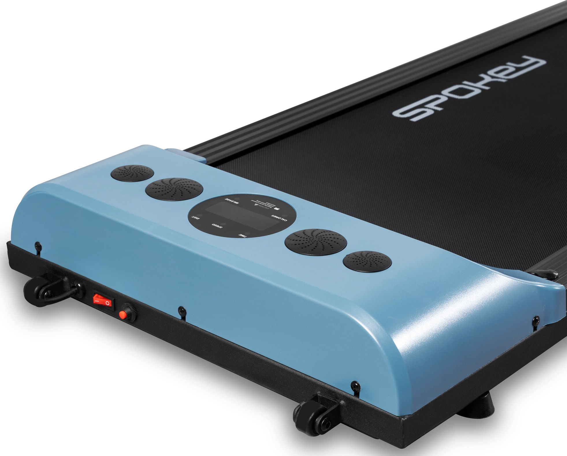 Zbliżenie niebieskiej konsoli bieżni. Pokazuje przyciski i wyświetlacz. Bieżnia jest czarna.