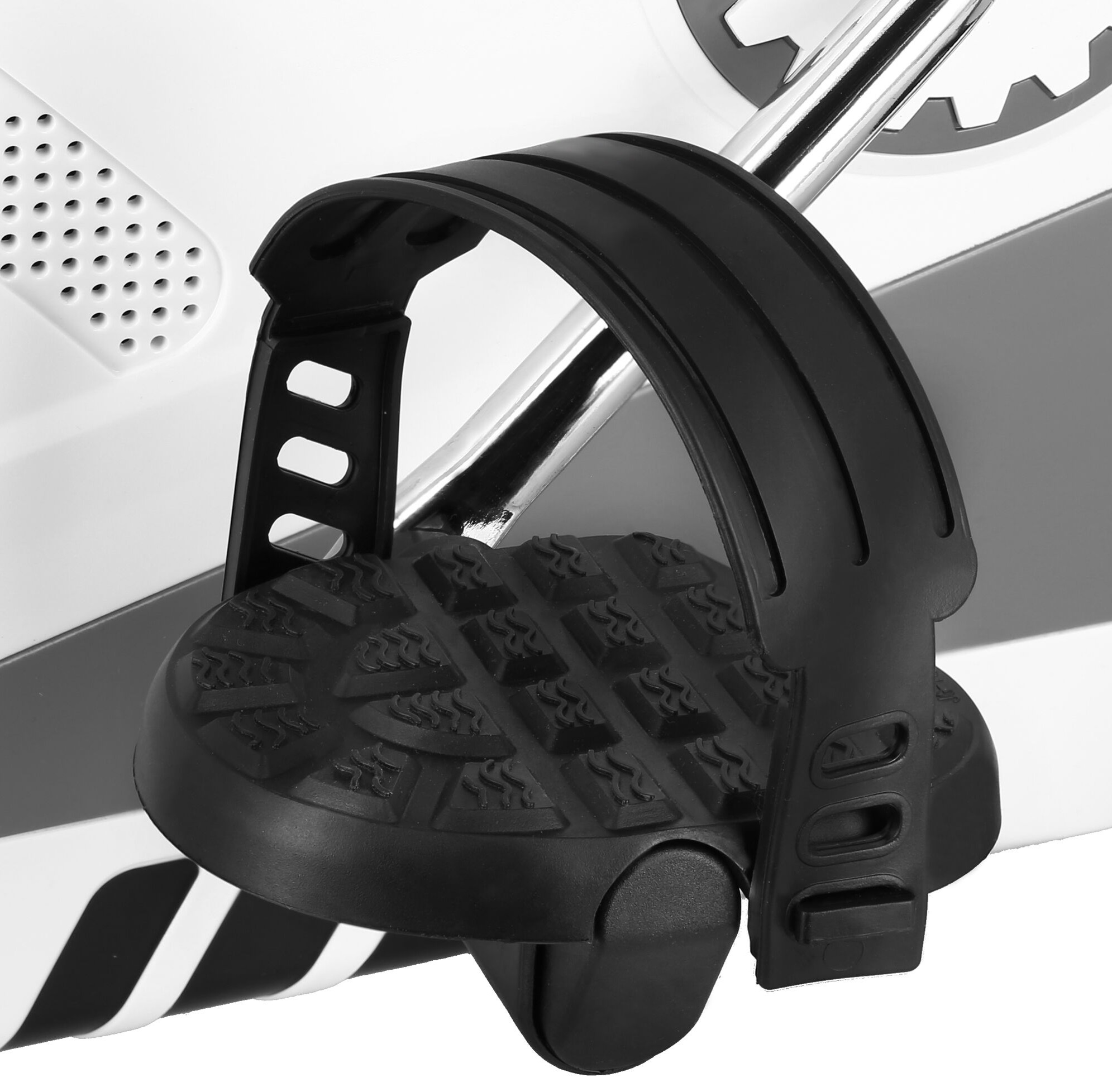 Zbliżenie pedału roweru z paskiem na stopę i teksturowaną powierzchnią.