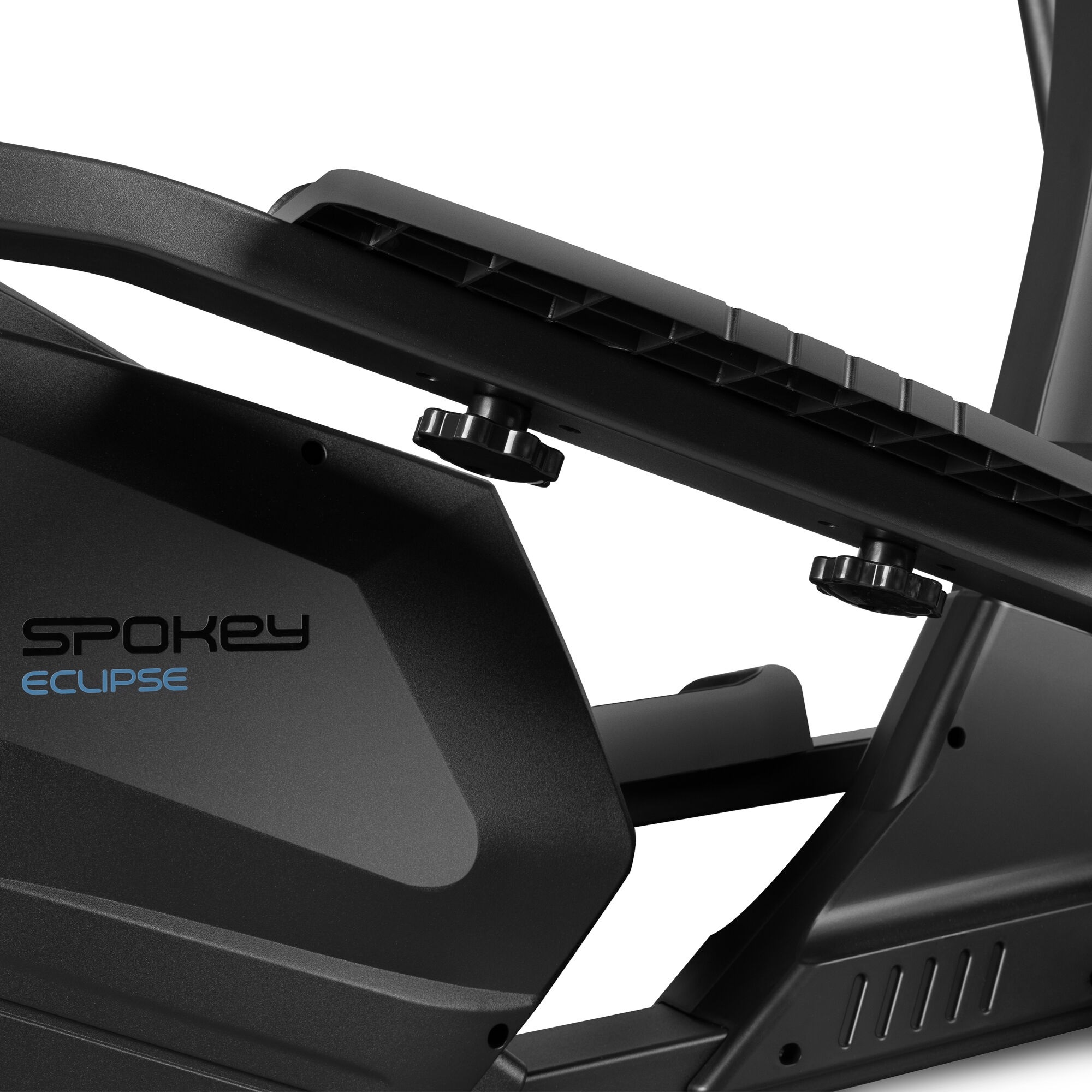 Zbliżenie czarnej maszyny do ćwiczeń z logo Spokey Eclipse.