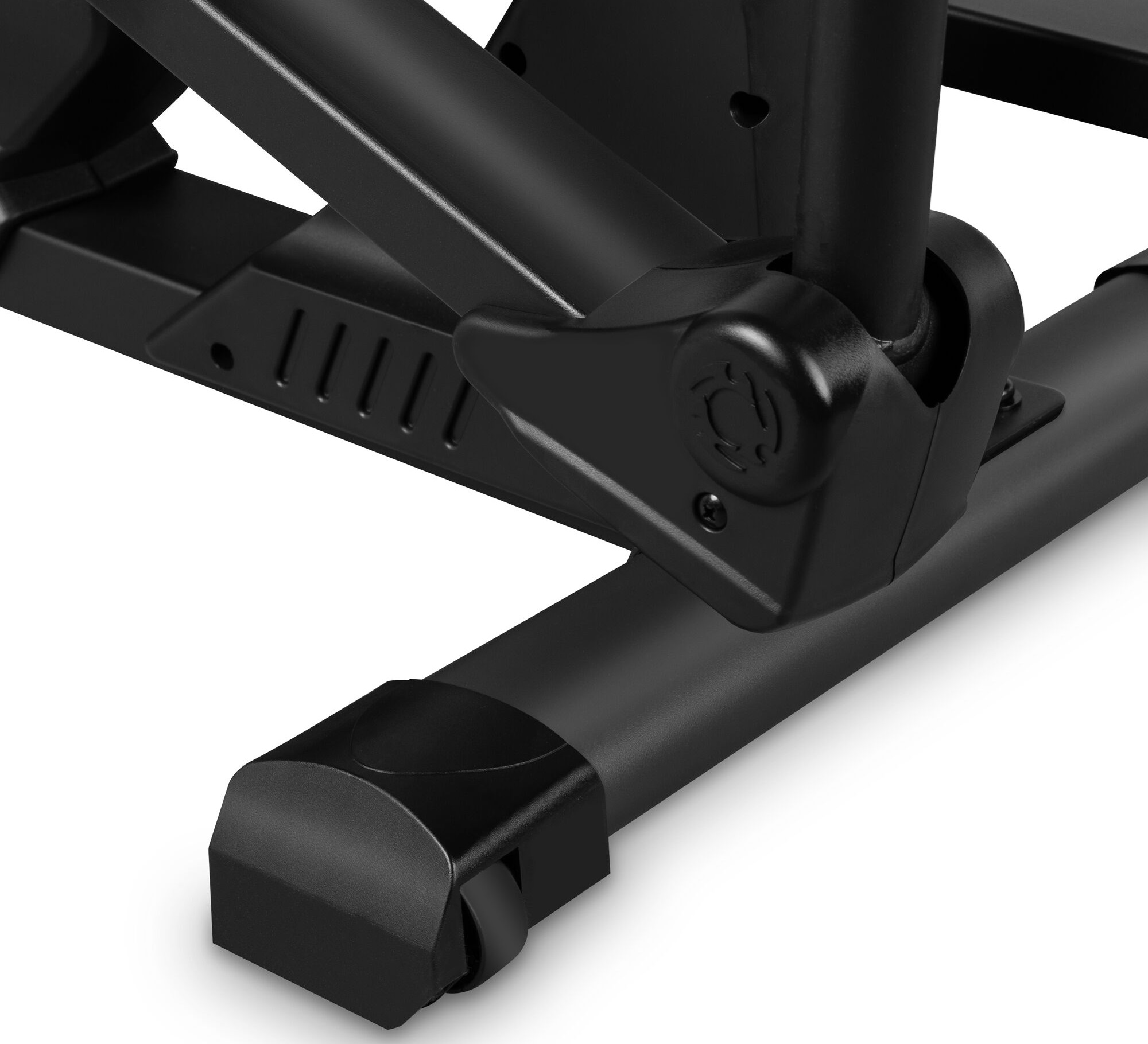 Czarna podstawa maszyny eliptycznej. Koło i stabilizator. Białe tło.