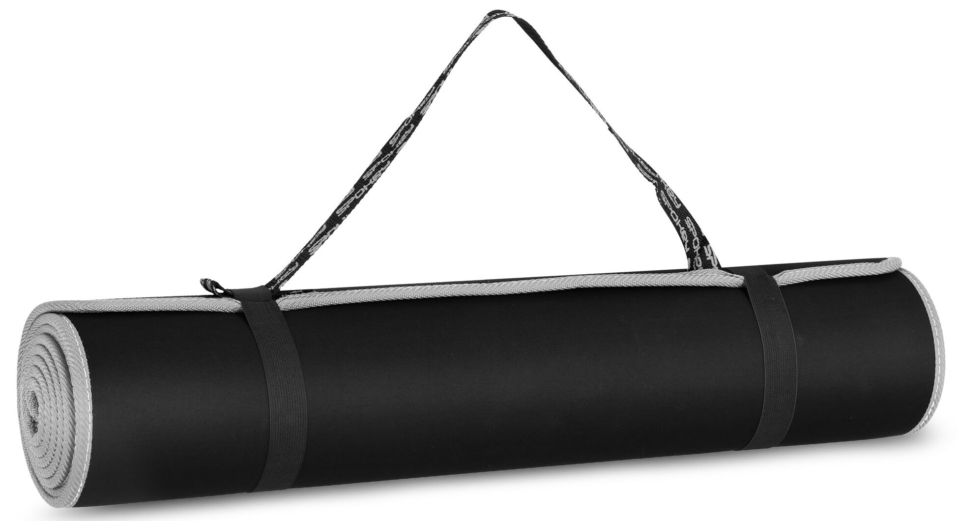Zwinięta czarna mata do jogi z szarym obszyciem i paskami, białe tło.
