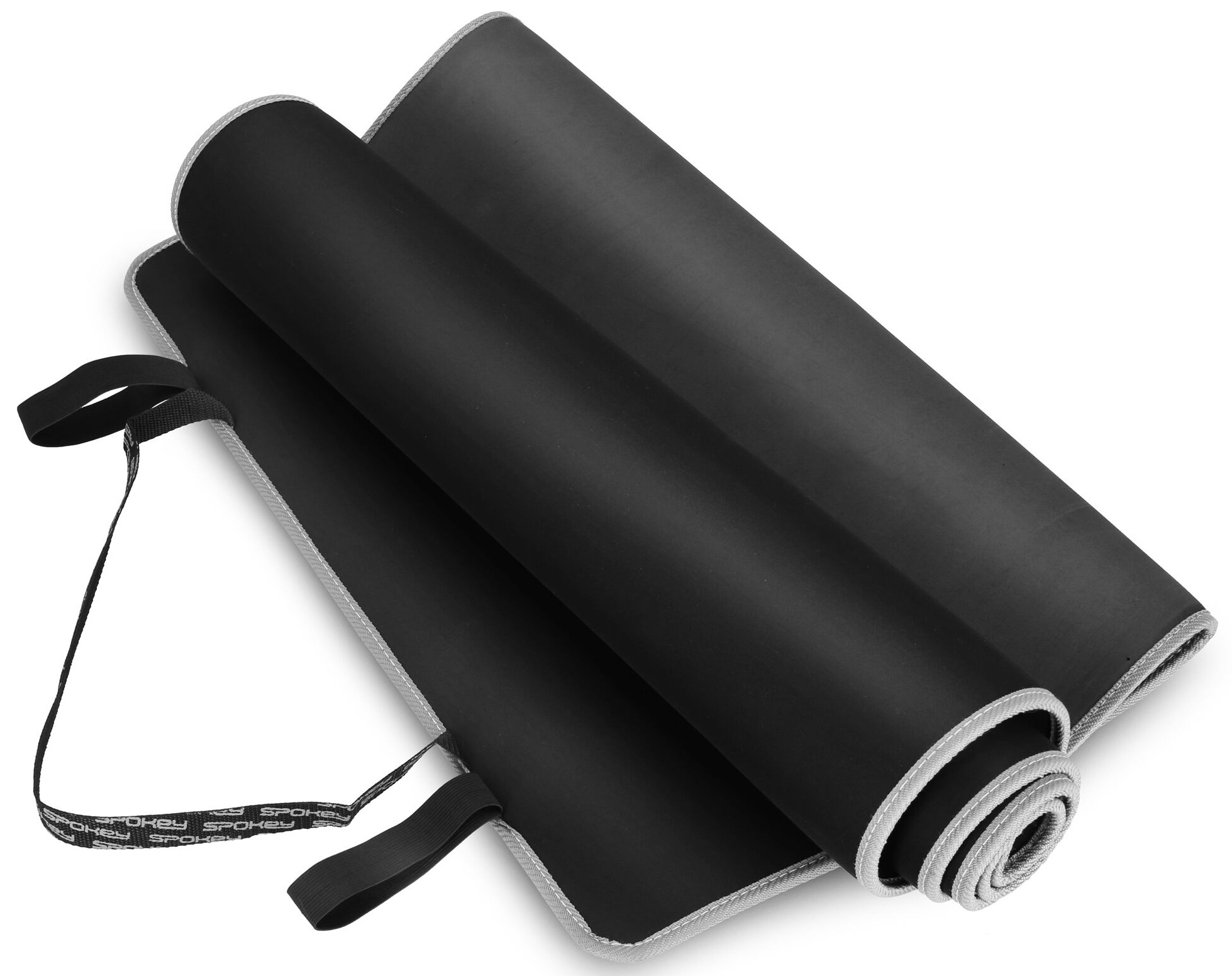 Zwinięta czarna mata do jogi z szarą lamówką i paskami. Leży na białej powierzchni.