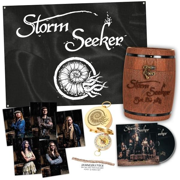 Verschiedene Storm Seeker Band-Merchandise-Artikel.