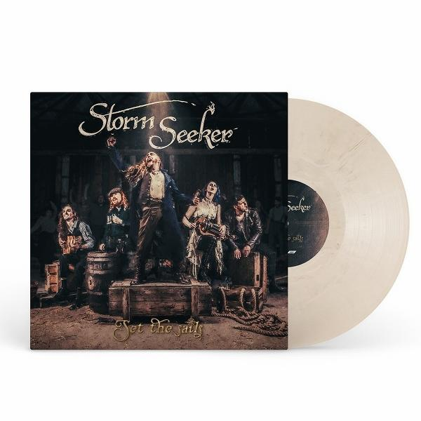 Albumcover der Schallplatte 'Storm Seeker' mit einer Gruppe von Leuten auf der Bühne.