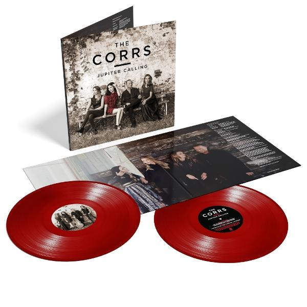 Das Corrs-Album. Zwei rote Vinylplatten liegen neben dem geöffneten Album. Bandmitglieder sind abgebildet.