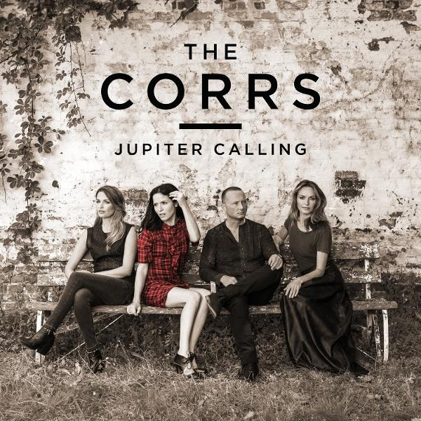 Das Albumcover der Band The Corrs, vier Personen sitzen auf einer Bank, Backsteinmauer im Hintergrund.