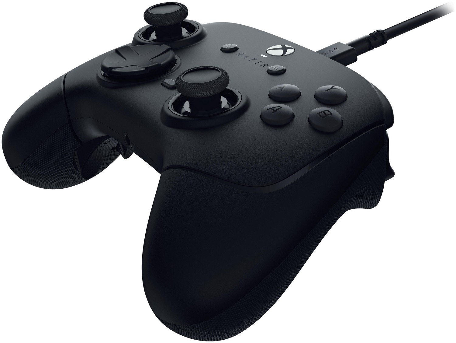 Czarny kontroler do gier z kablem, białymi przyciskami i joystickami.