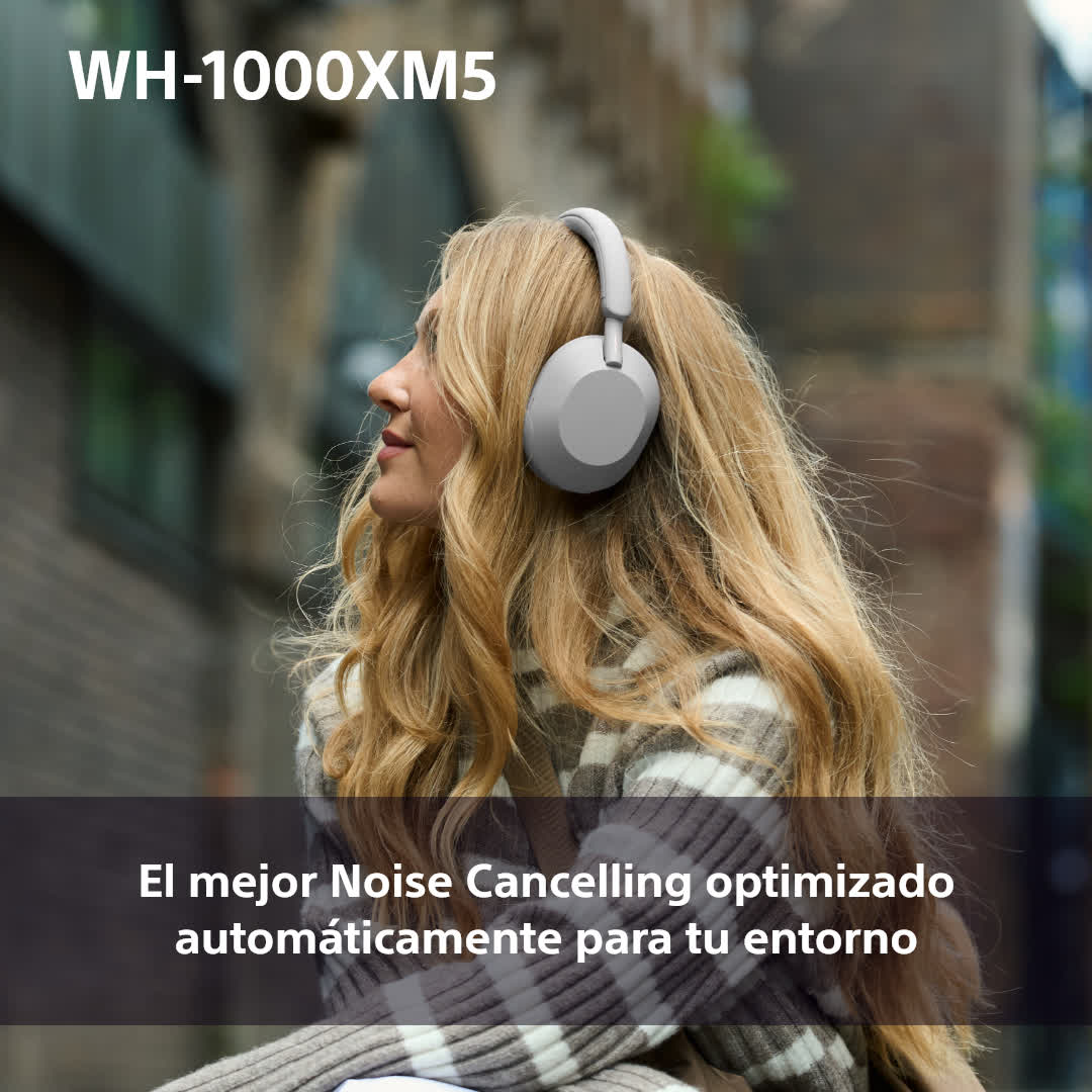 Una mujer con auriculares grises Sony WH-1000XM5, al aire libre, con texto sobre la cancelación de ruido.