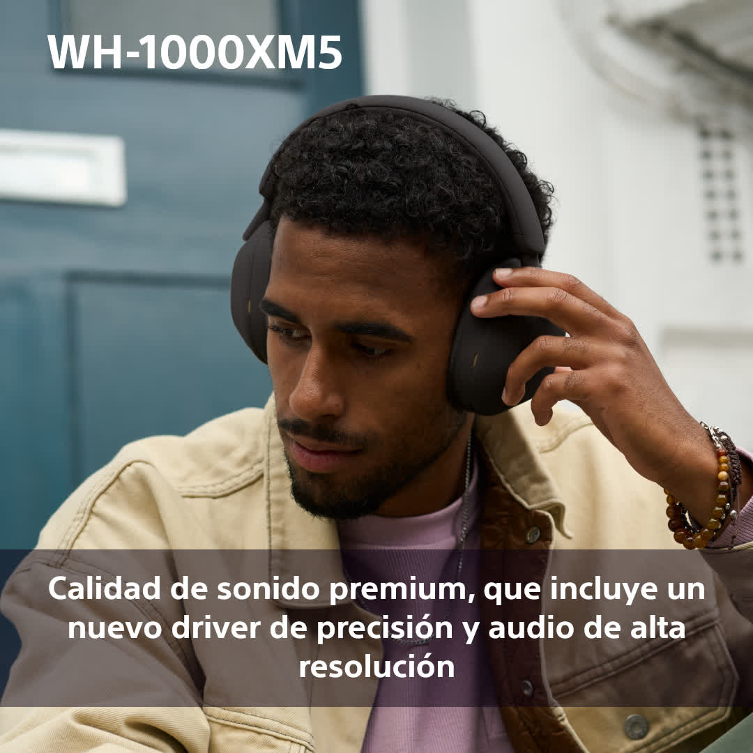 Un hombre usando auriculares, con texto sobre la calidad de sonido premium.