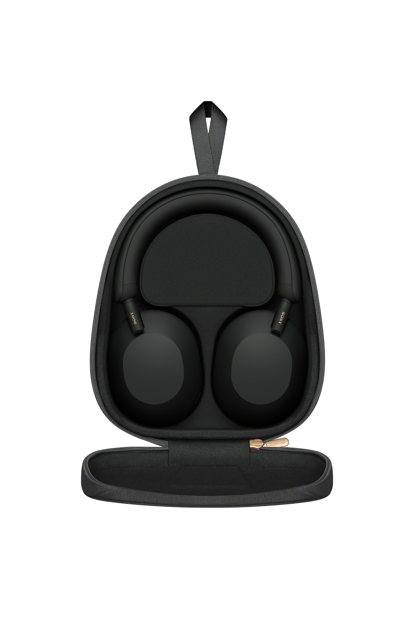 Auriculares negros en un estuche negro. El estuche está abierto, con cremallera y asa.