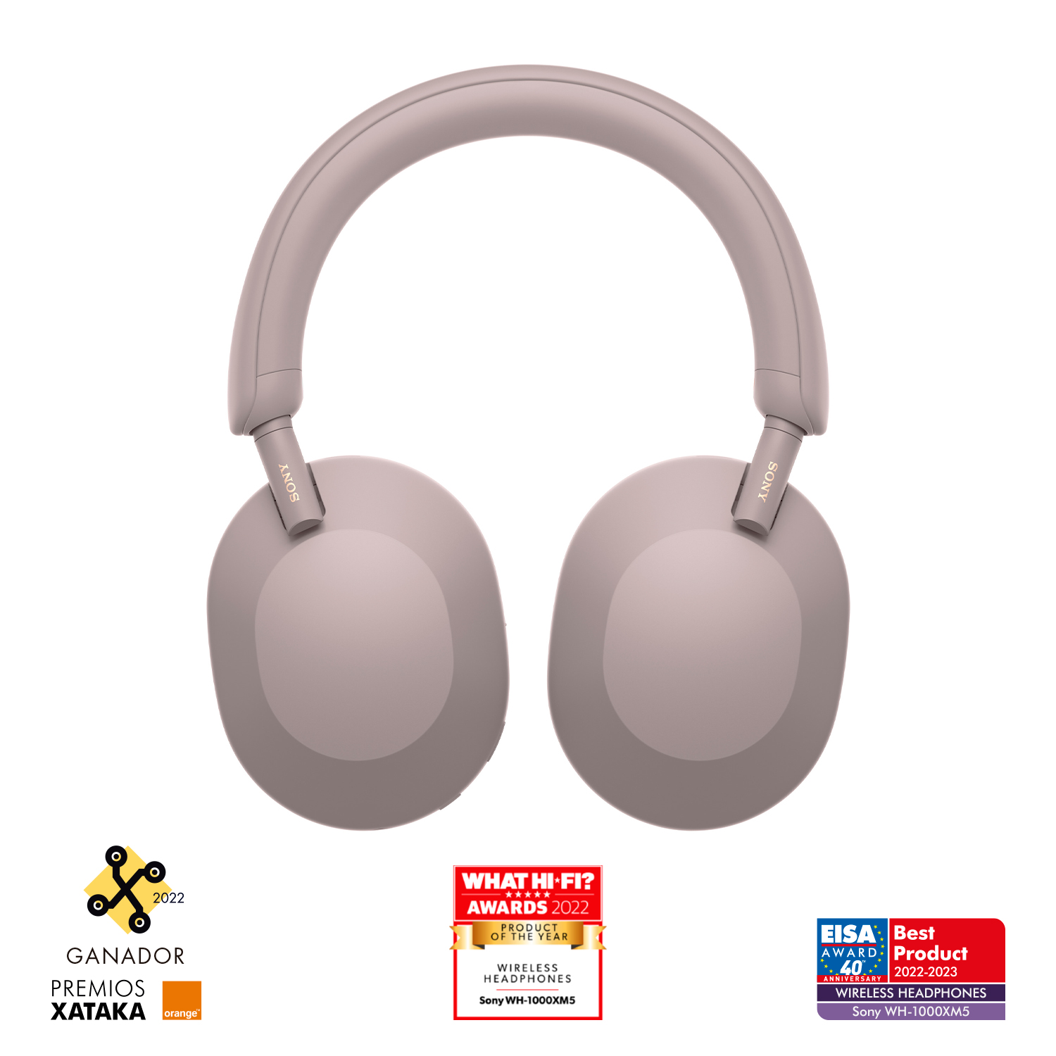 Auriculares Sony color taupe con insignias de premios, sobre una superficie blanca.