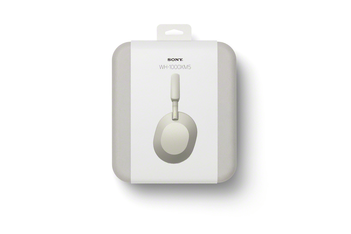 Auriculares Sony WH-1000XM5 blancos en estuche blanco. Los auriculares están en una caja.