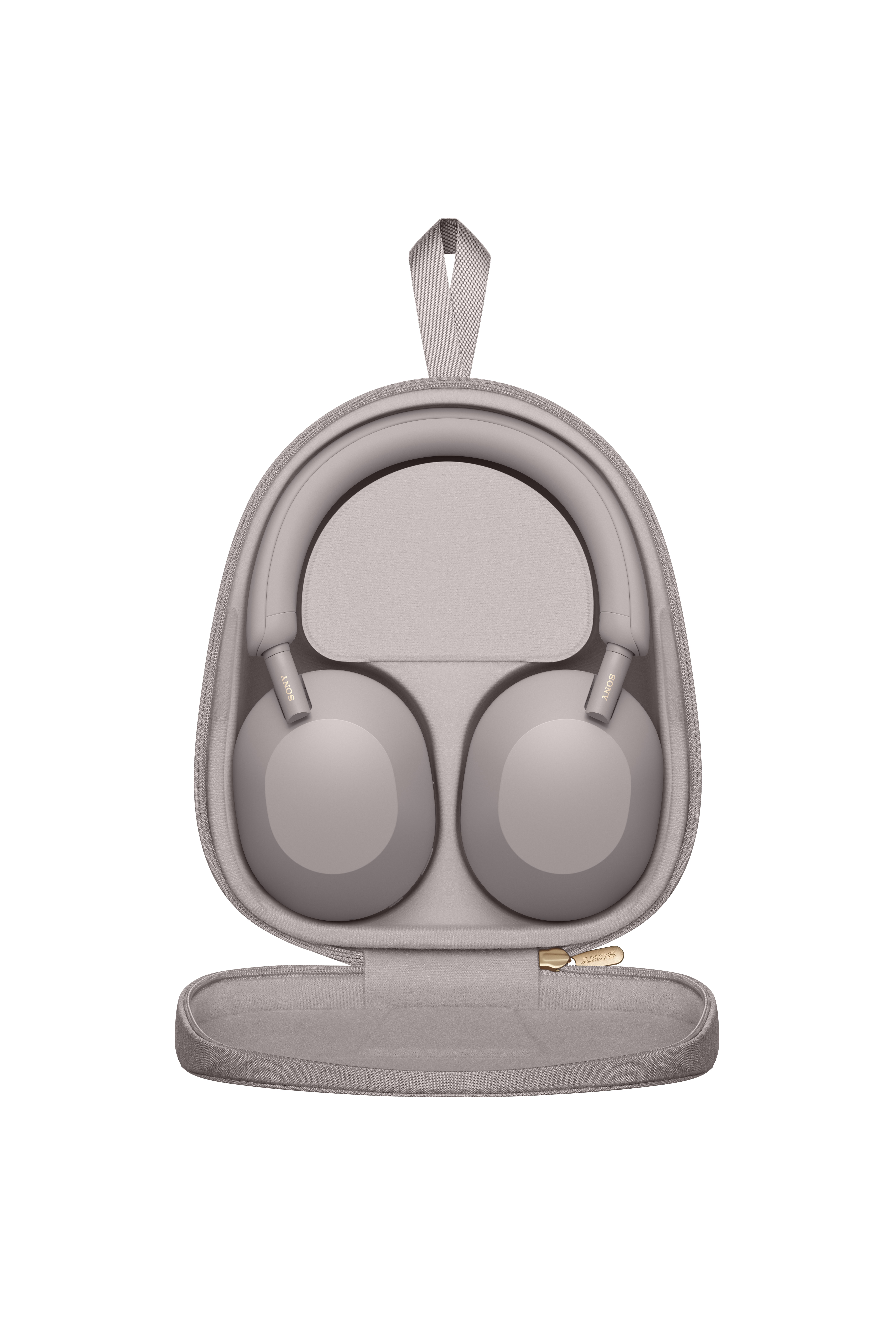 Auriculares grises dentro de una funda de transporte gris, con asa.