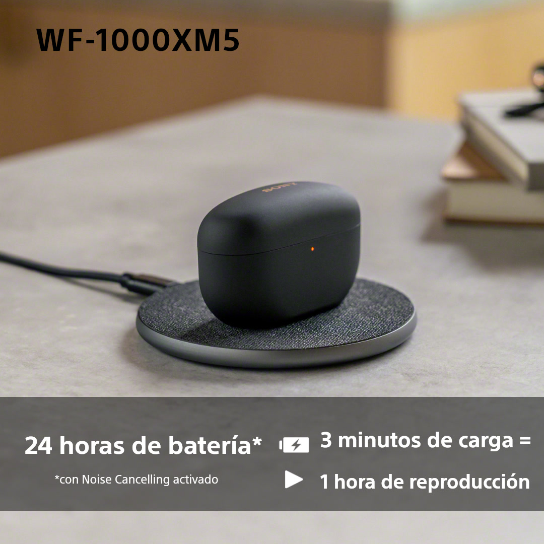 Auriculares inalámbricos negros en un estuche de carga sobre una almohadilla de carga con texto.