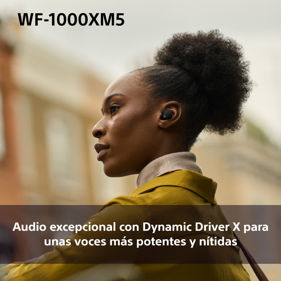 Mujer con auriculares. El texto dice, 'Audio excepcional con Dynamic Driver X para voces más claras'.