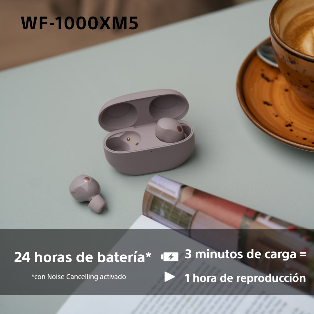 Una esterilla de yoga enrollada, la esterilla es de color verde claro con un diseño circular y líneas.