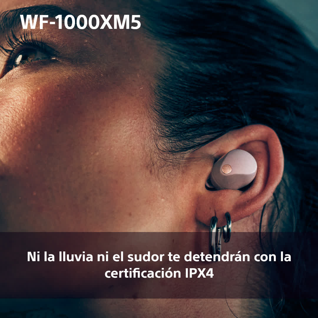 Primer plano de la oreja con un auricular rosa. Texto: Ni la lluvia ni el sudor te detendrán con la certificación IPX4.