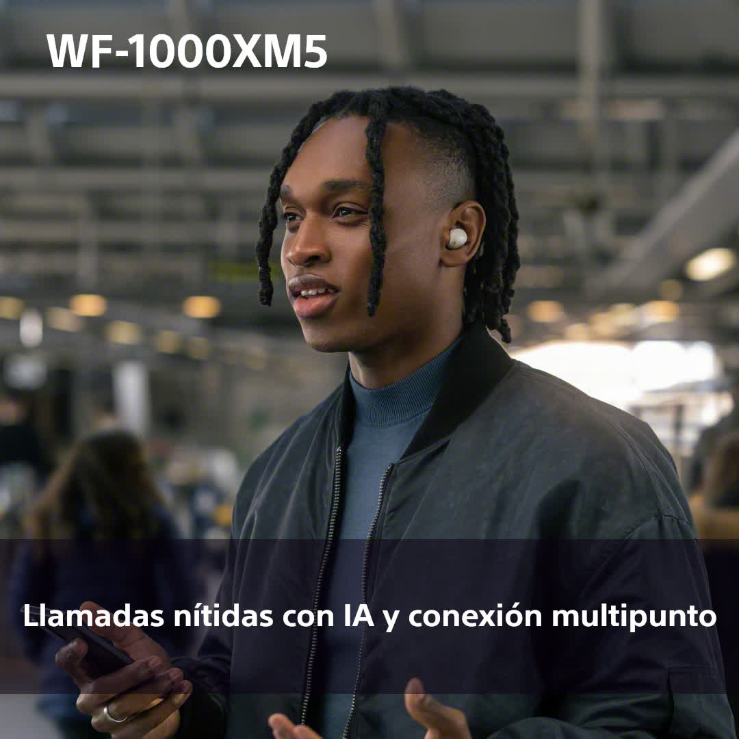 Auriculares en su estuche sobre una mesa. Texto: 24 horas de batería, 3 minutos de carga = 1 hora de reproducción.