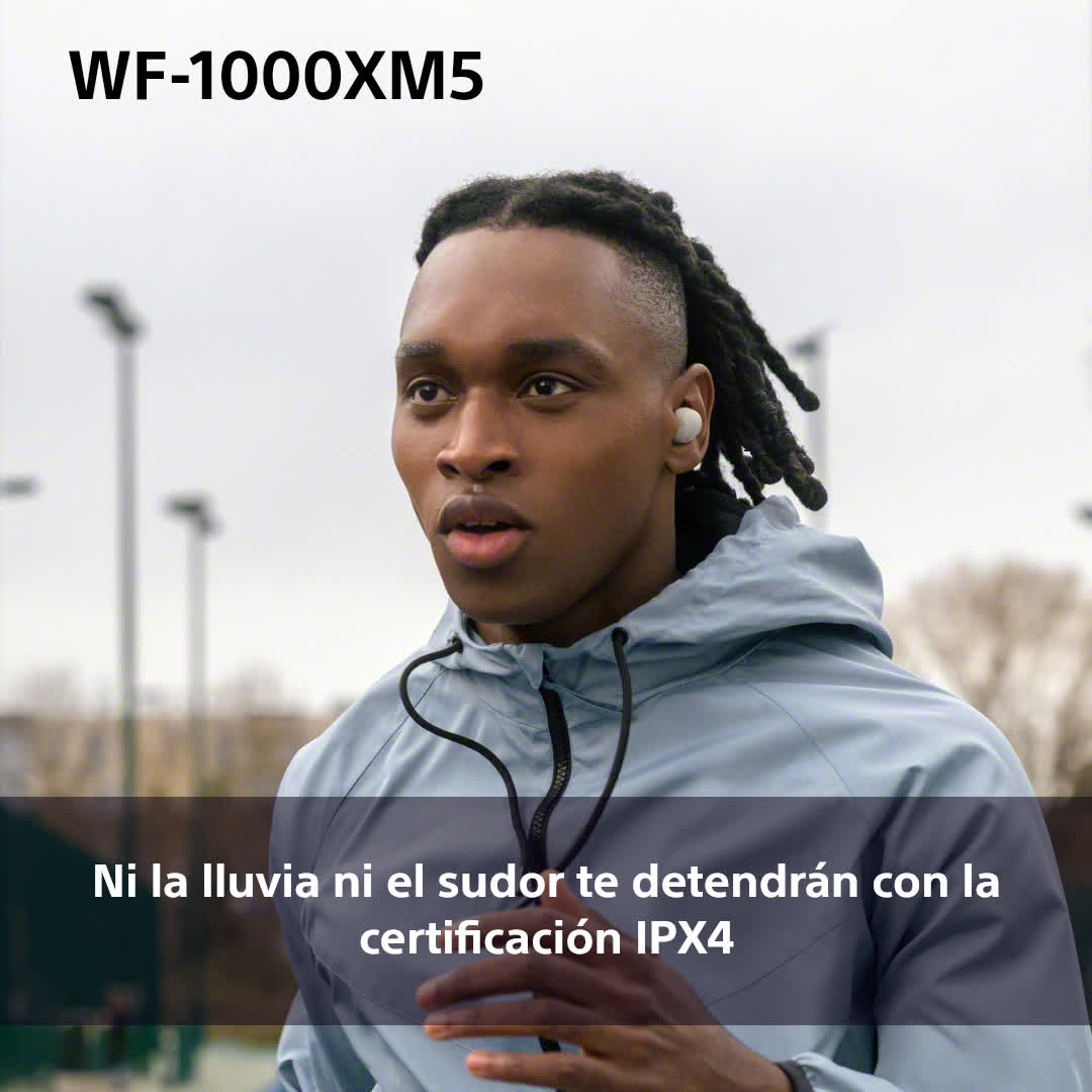 Hombre negro en chaqueta con auriculares corriendo, texto arriba y abajo.