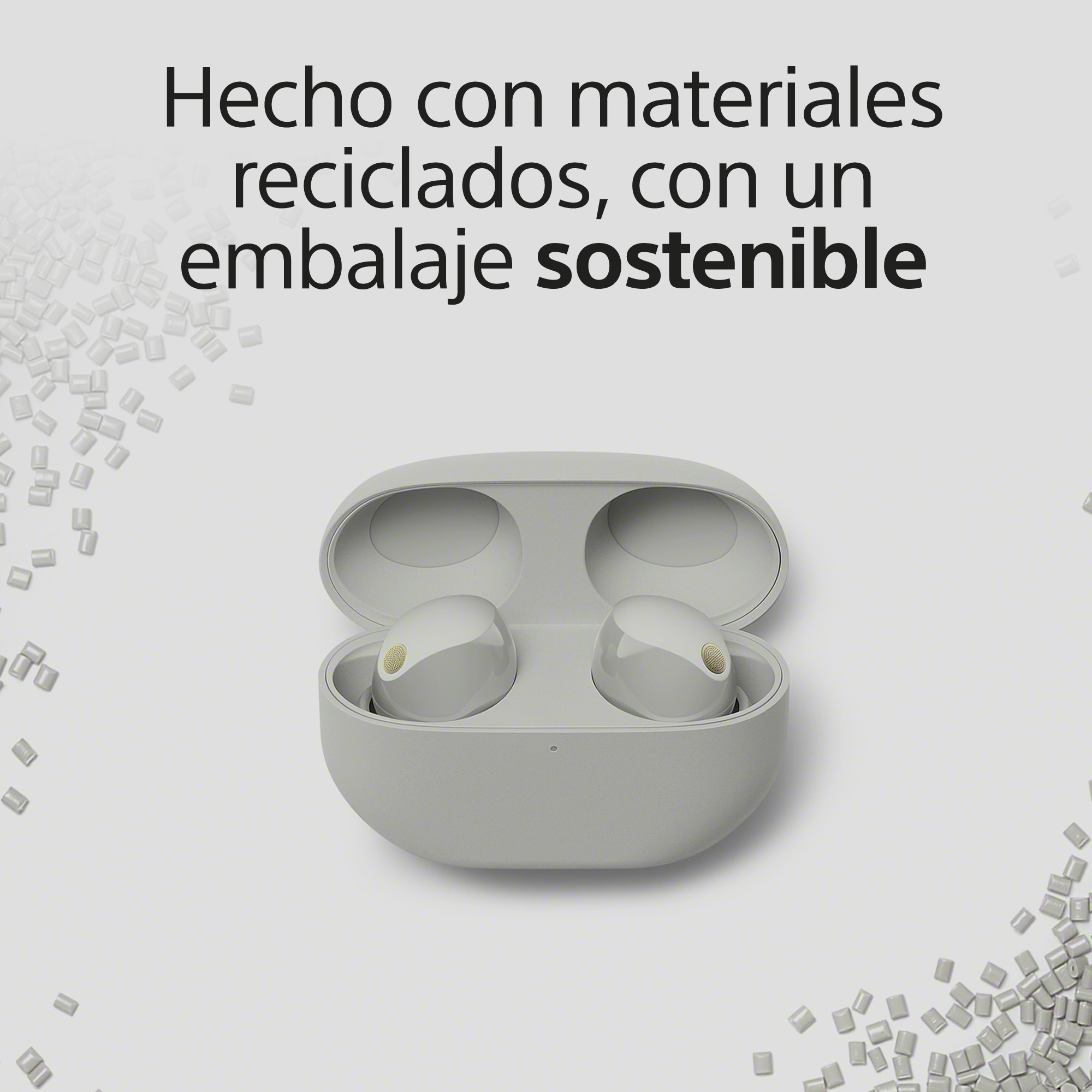 Auriculares grises en un estuche, con texto sobre materiales reciclados.