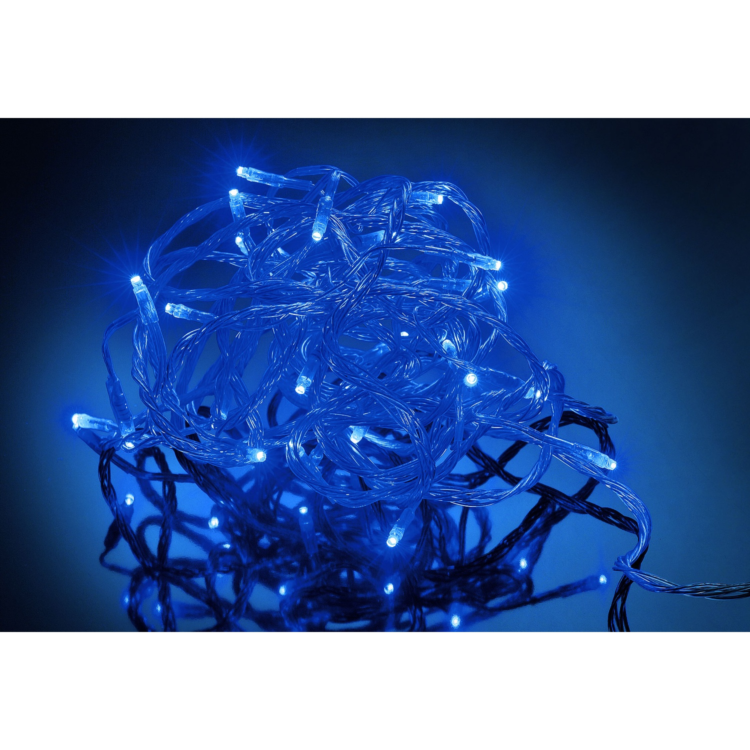 Luci a LED blu aggrovigliate. Lampadine luminose, fili scuri. Sfondo sfumato blu, primo piano.