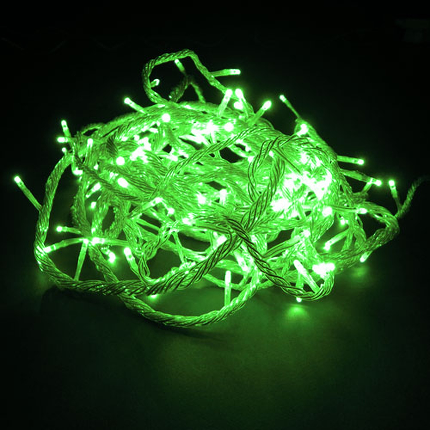 Stringa di luci LED verdi in un mucchio. Le luci sono accese.