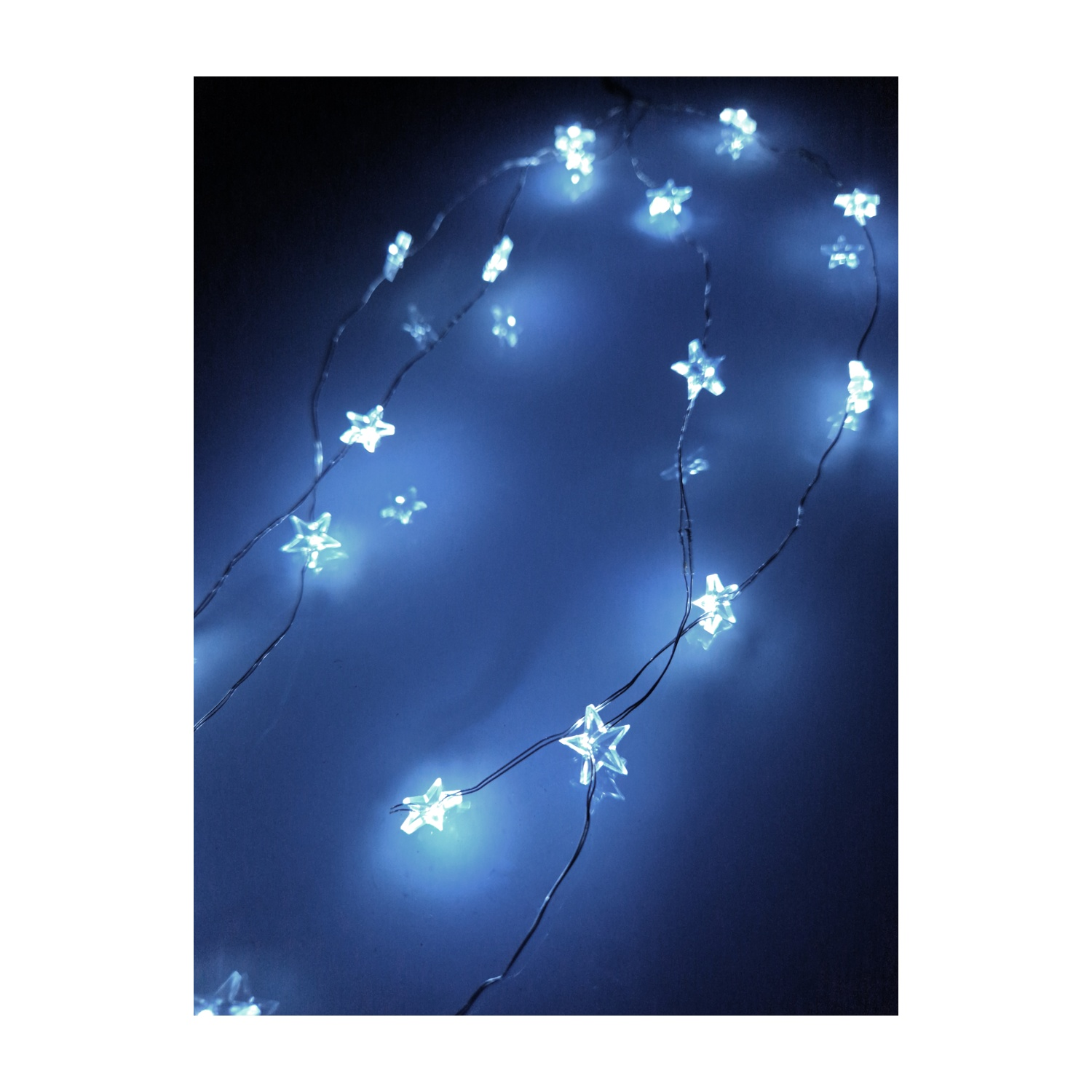 Fili di luci a forma di stella luminosa su sfondo blu scuro.