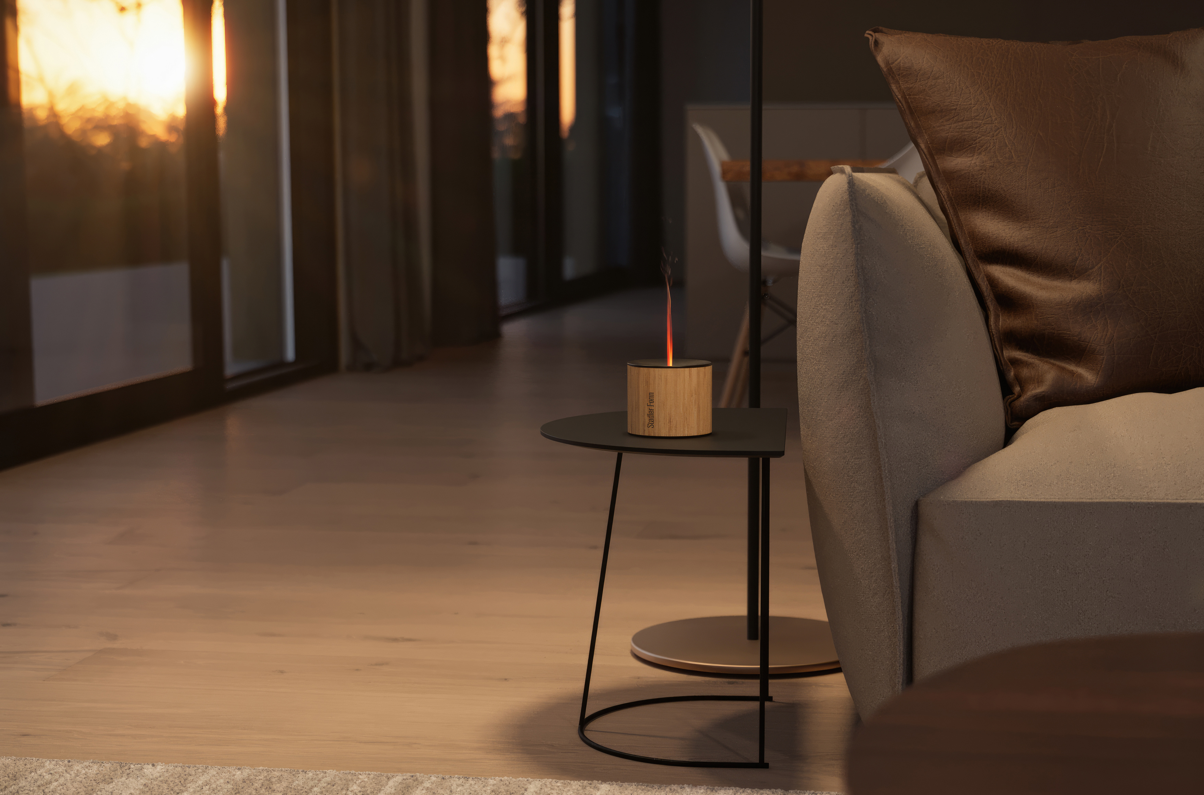 Eine moderne fackelförmige Lampe auf einem schwarzen Beistelltisch, neben einem Sofa. Warme Beleuchtung.
